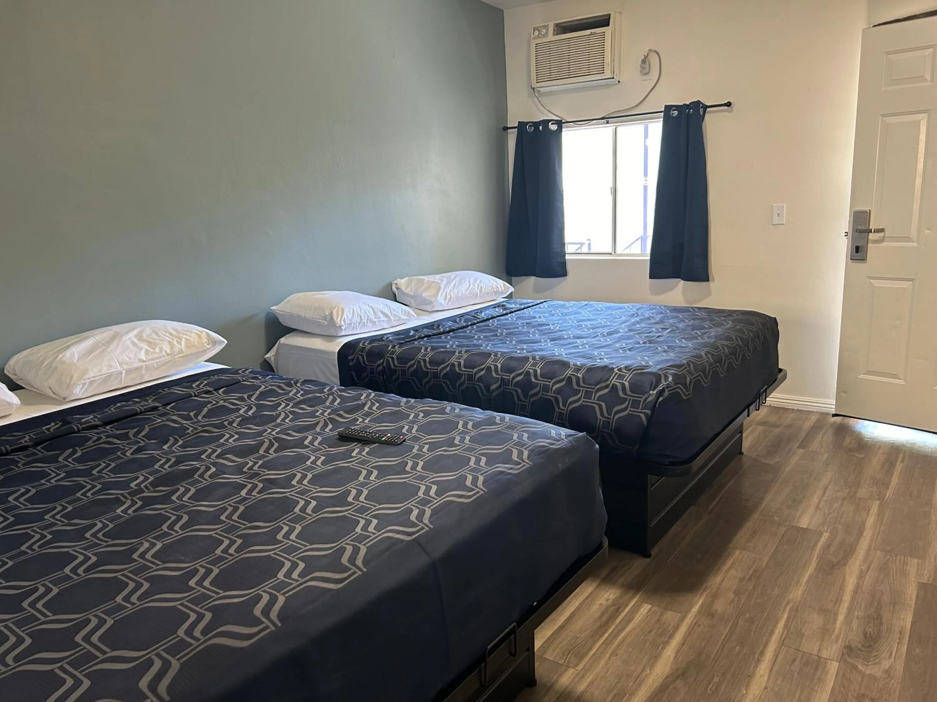 Bed in Budget Inn Hollywood