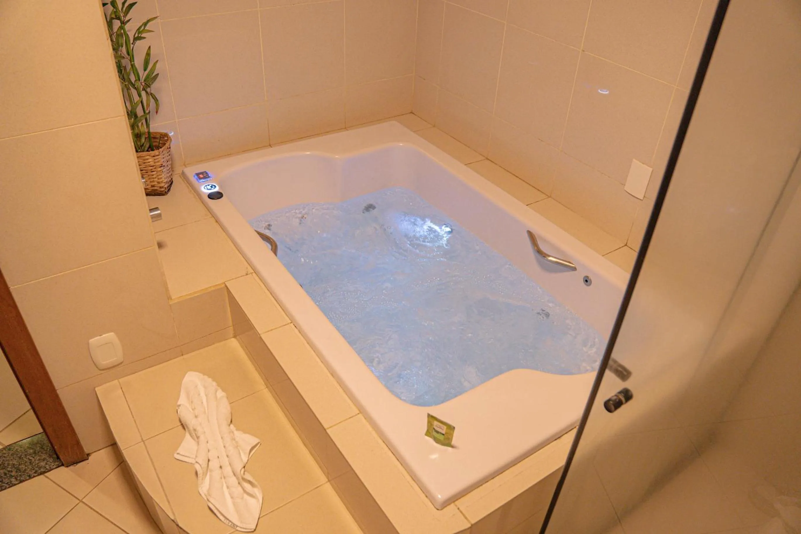 Hot Tub in Hotel Porto Napolis