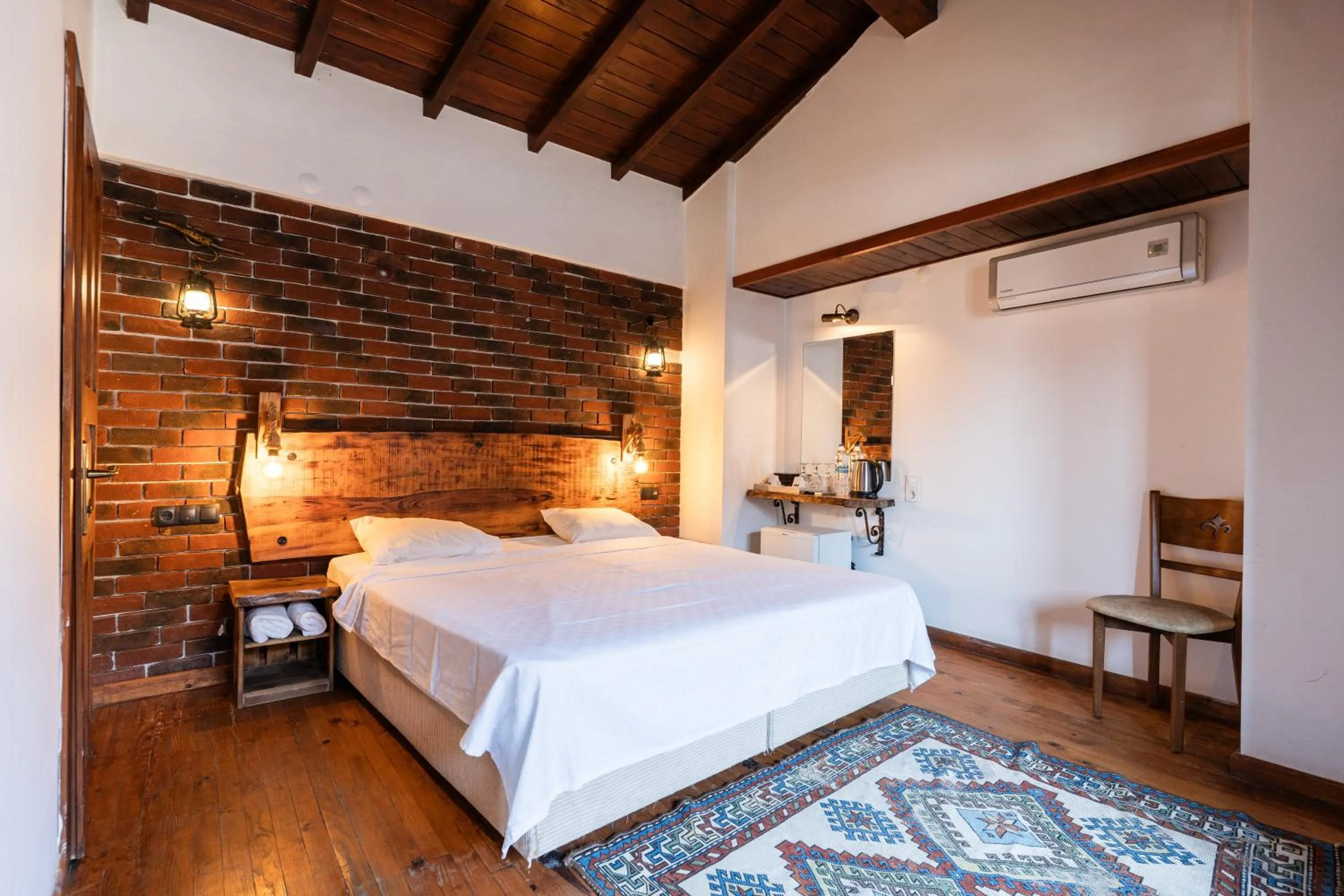 Bedroom, Bed in Amazon Petite Palace