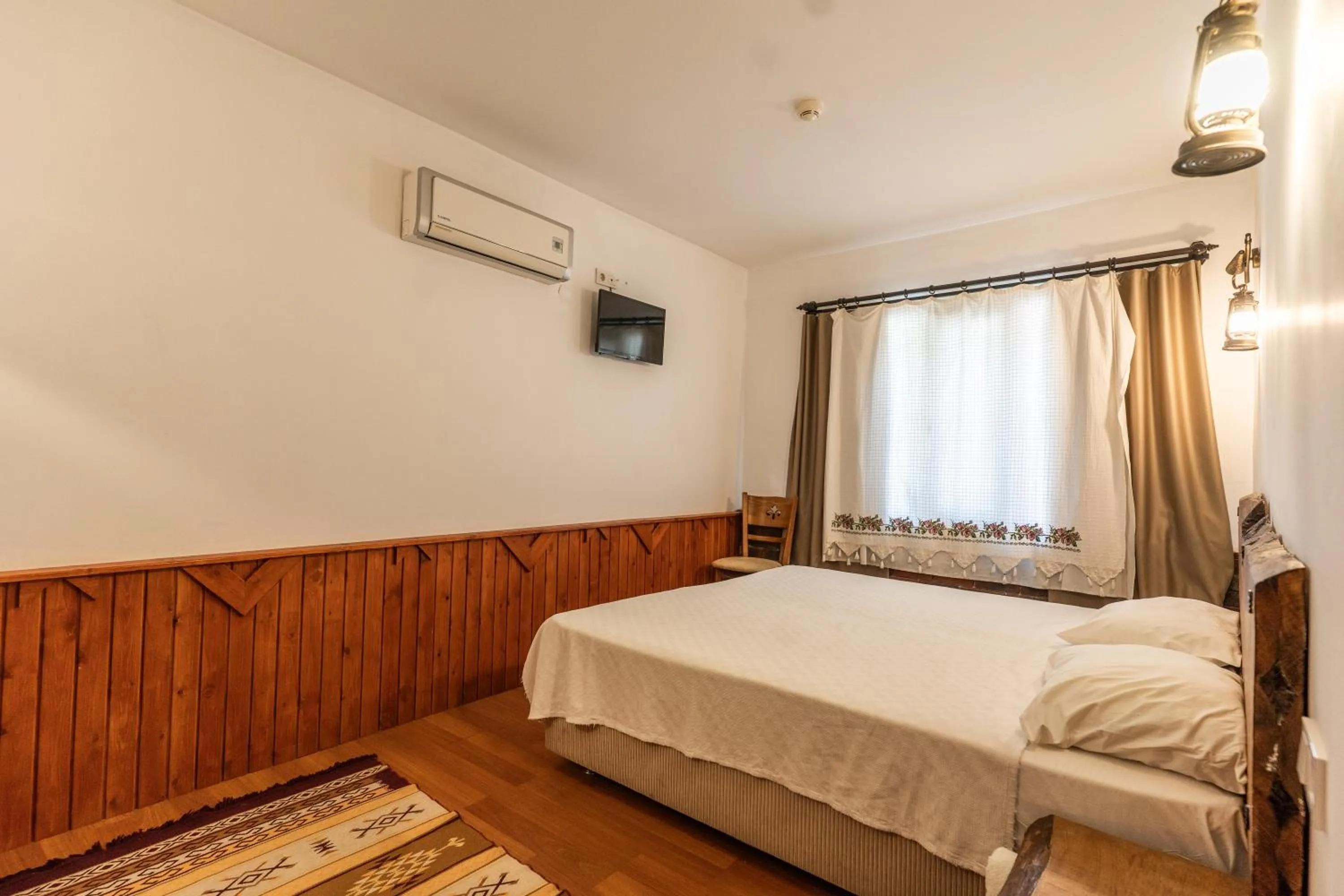 Bedroom, Bed in Amazon Petite Palace