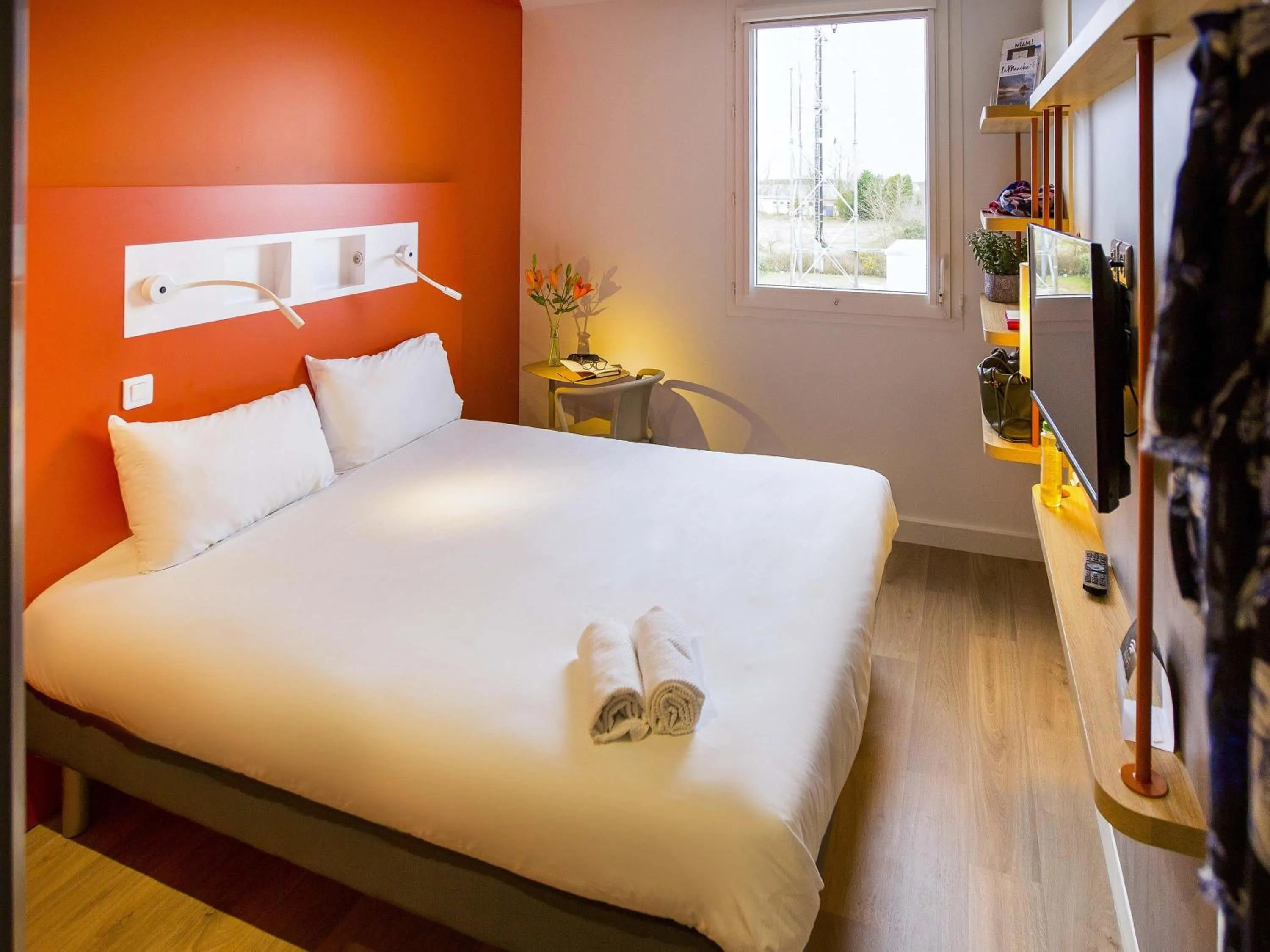 Bedroom, Bed in ibis budget Cherbourg - La Glacerie