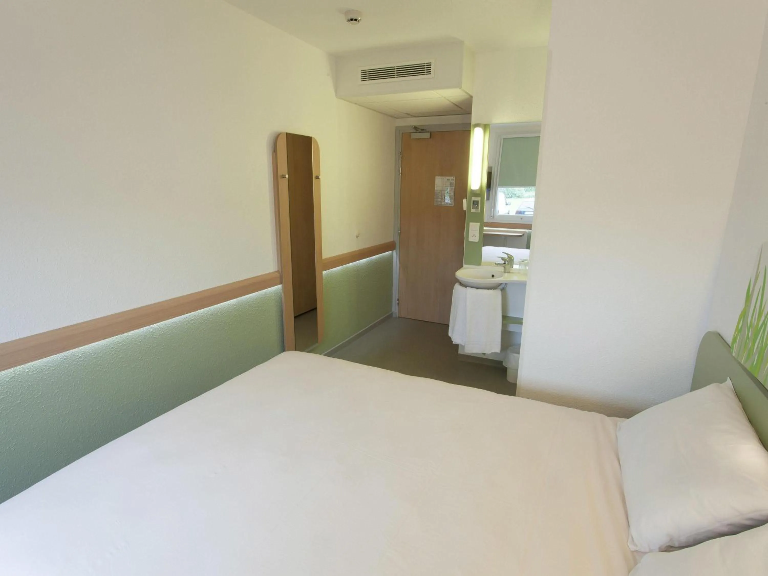 Bedroom, Bed in ibis budget Cherbourg - La Glacerie