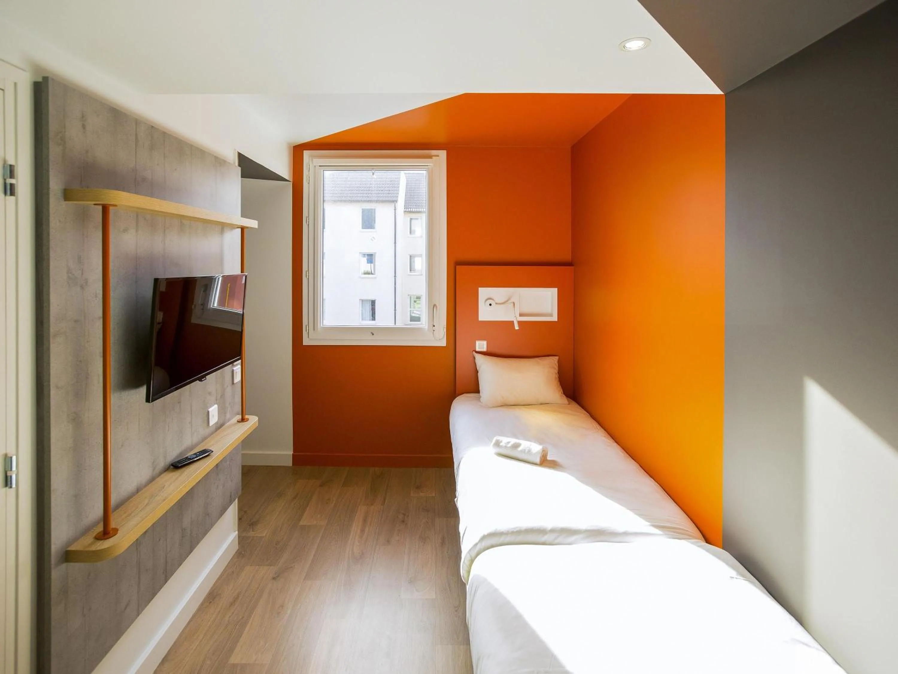 Bedroom, Bed in ibis budget Cherbourg - La Glacerie