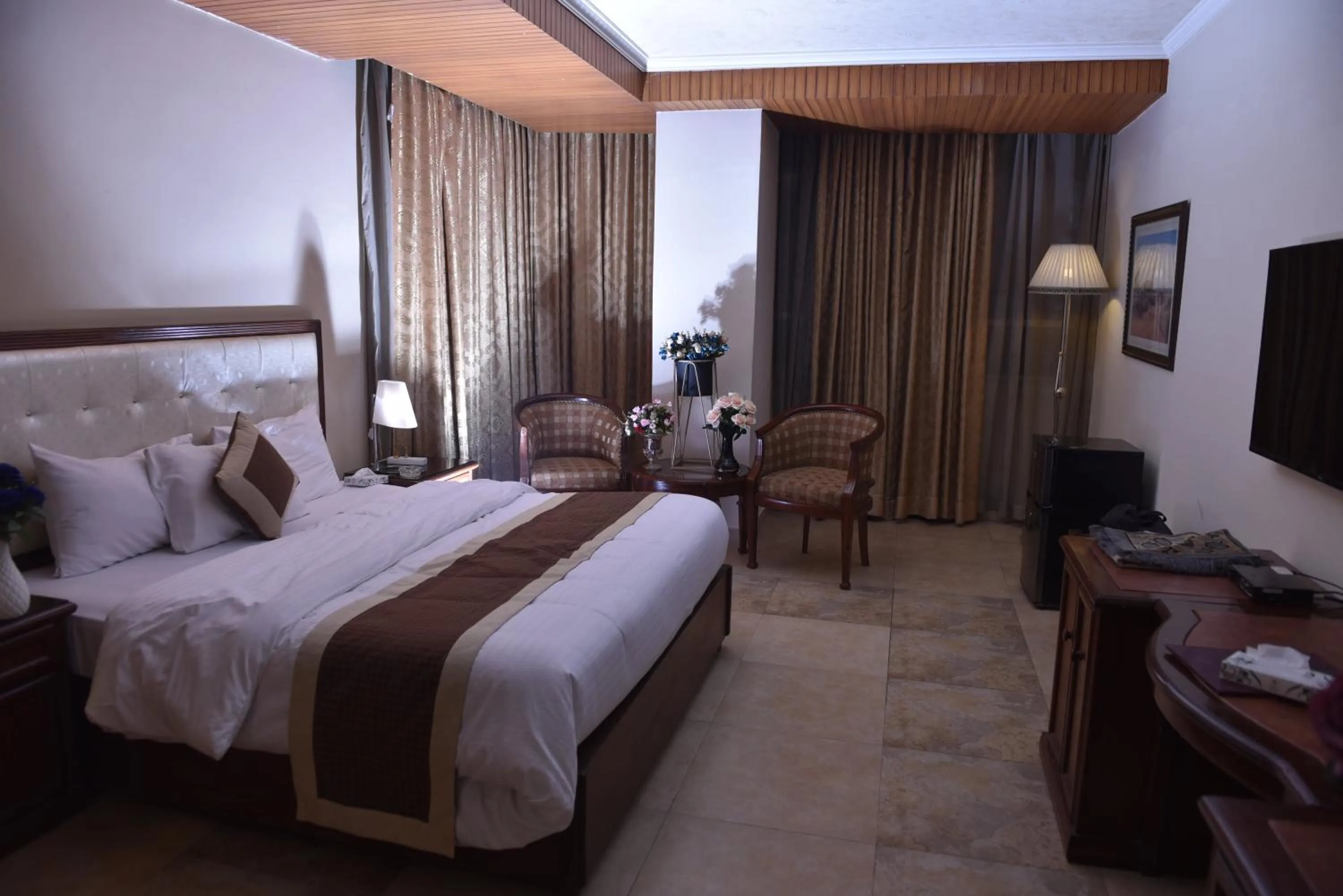 Communal lounge/ TV room, Bed in Shalimar Tower Hotel Lahore