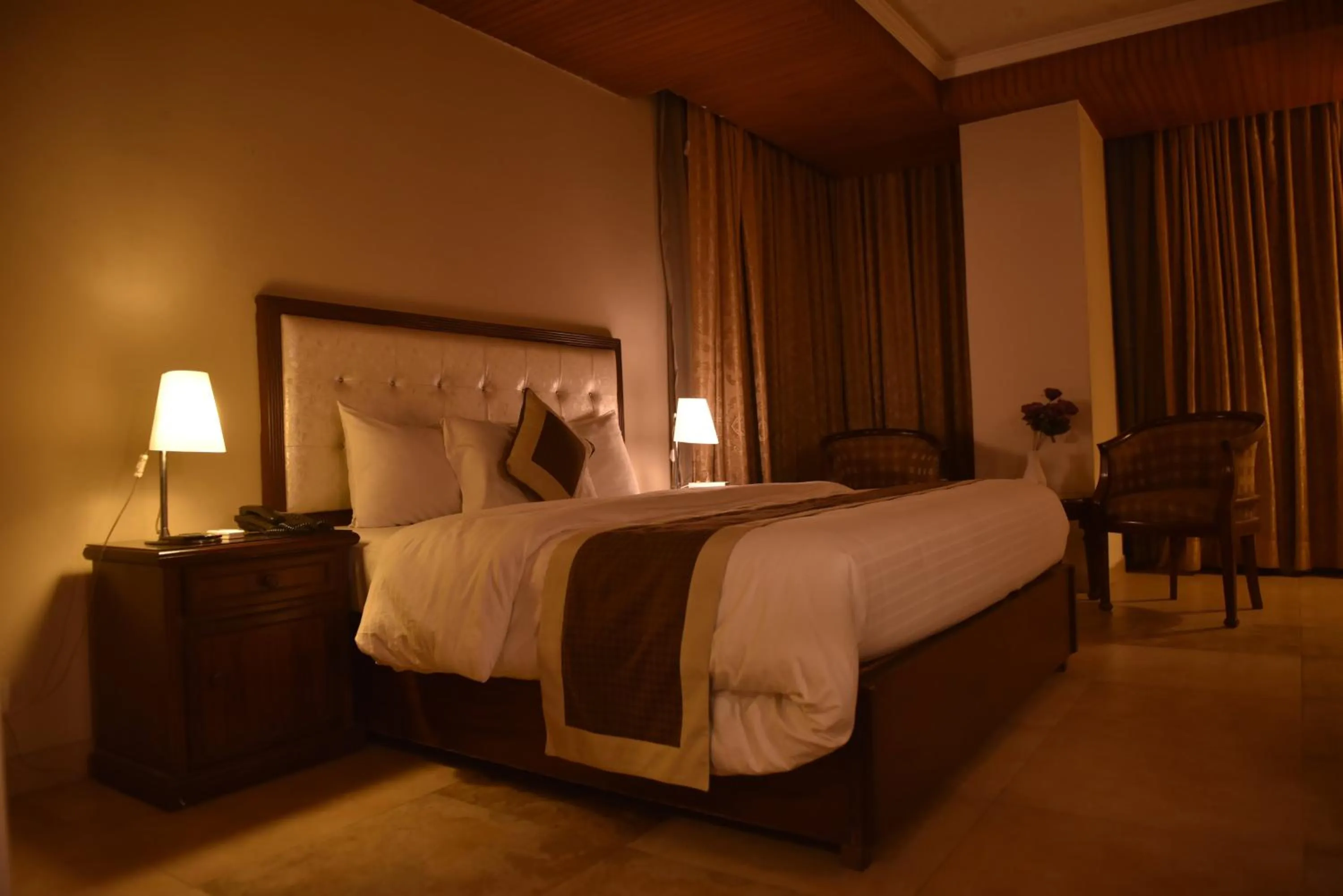 Bedroom, Bed in Shalimar Tower Hotel Lahore