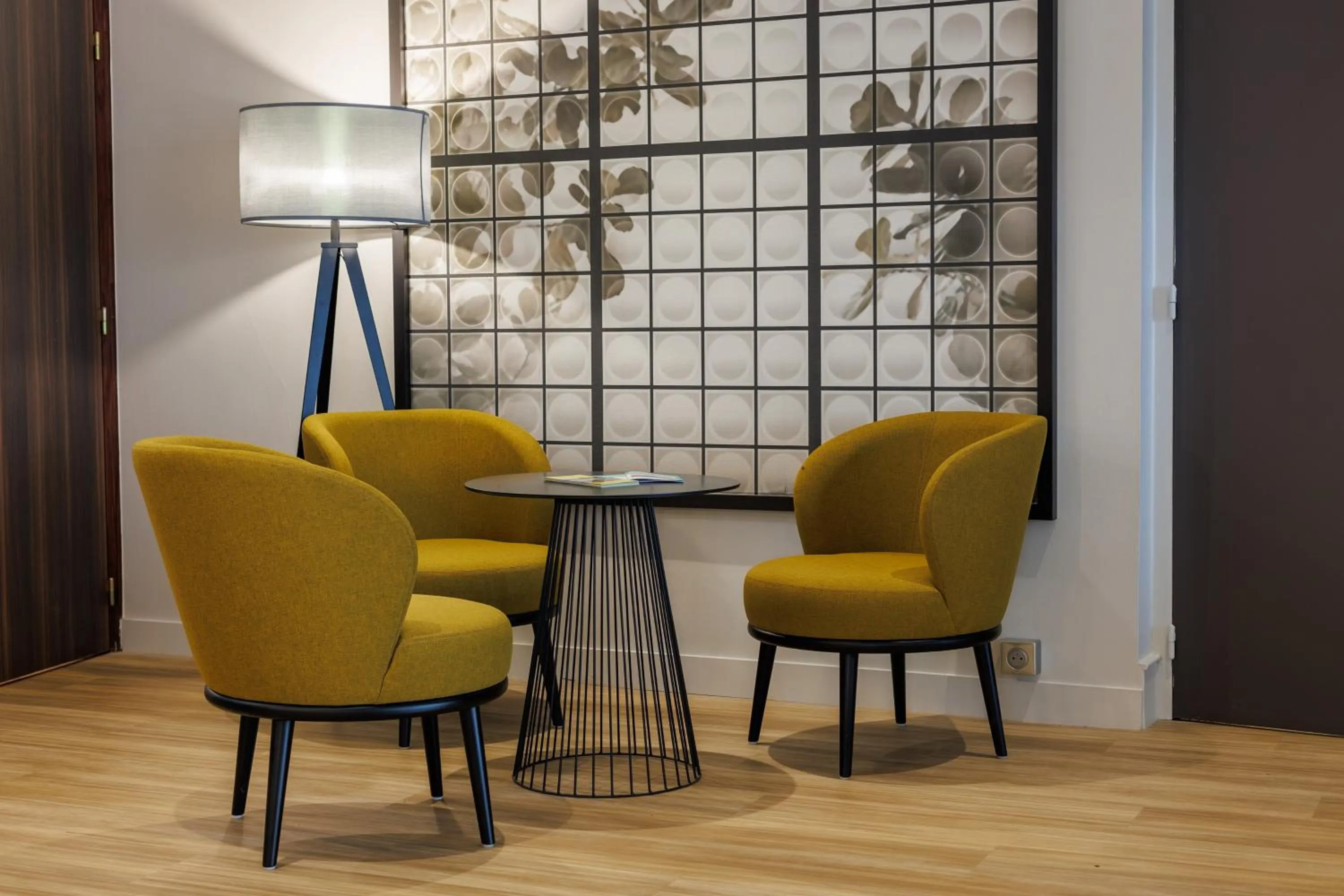 Living room in The Originals Boutique, Hôtel Le Pariou, Issoire