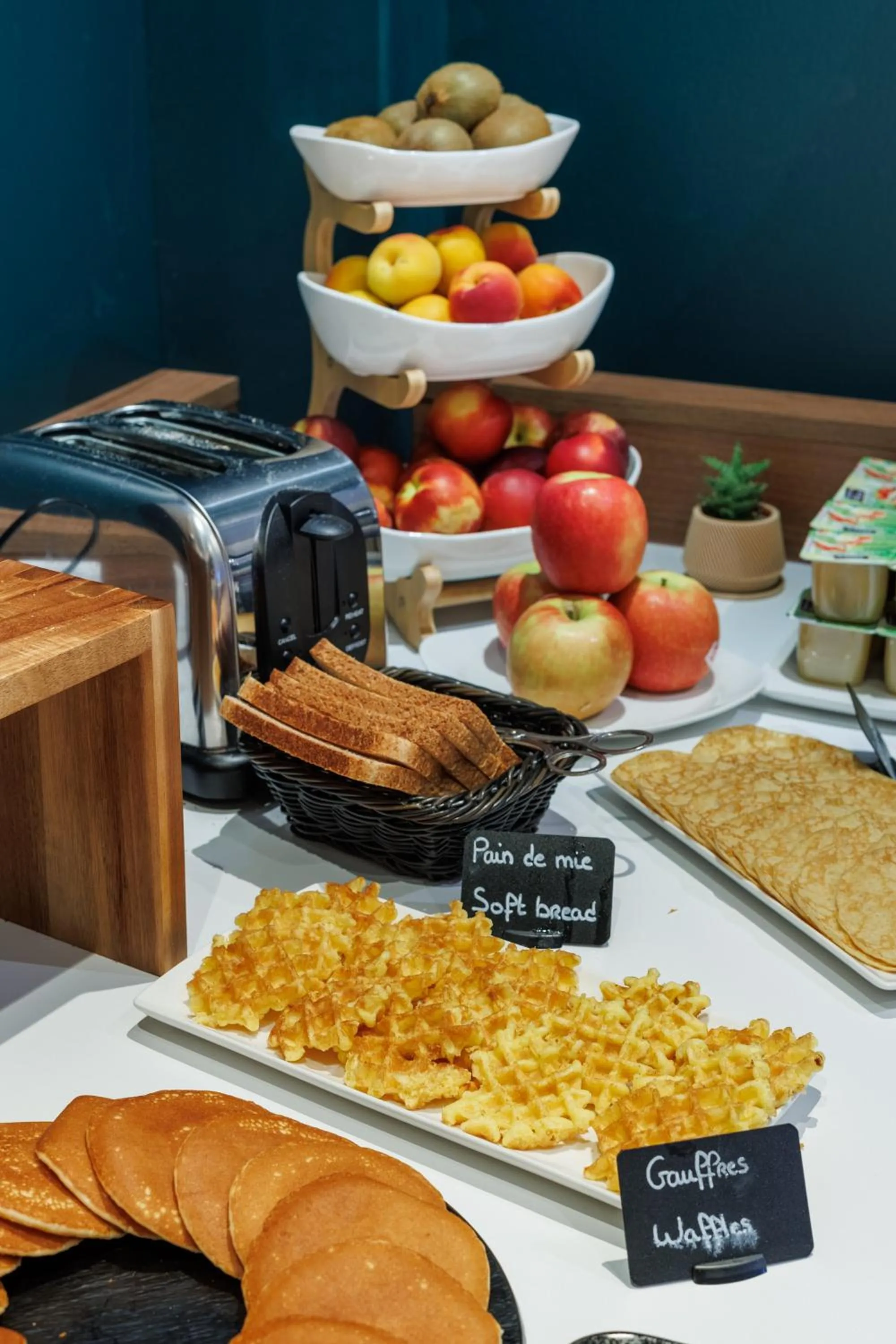 Buffet breakfast in The Originals Boutique, Hôtel Le Pariou, Issoire