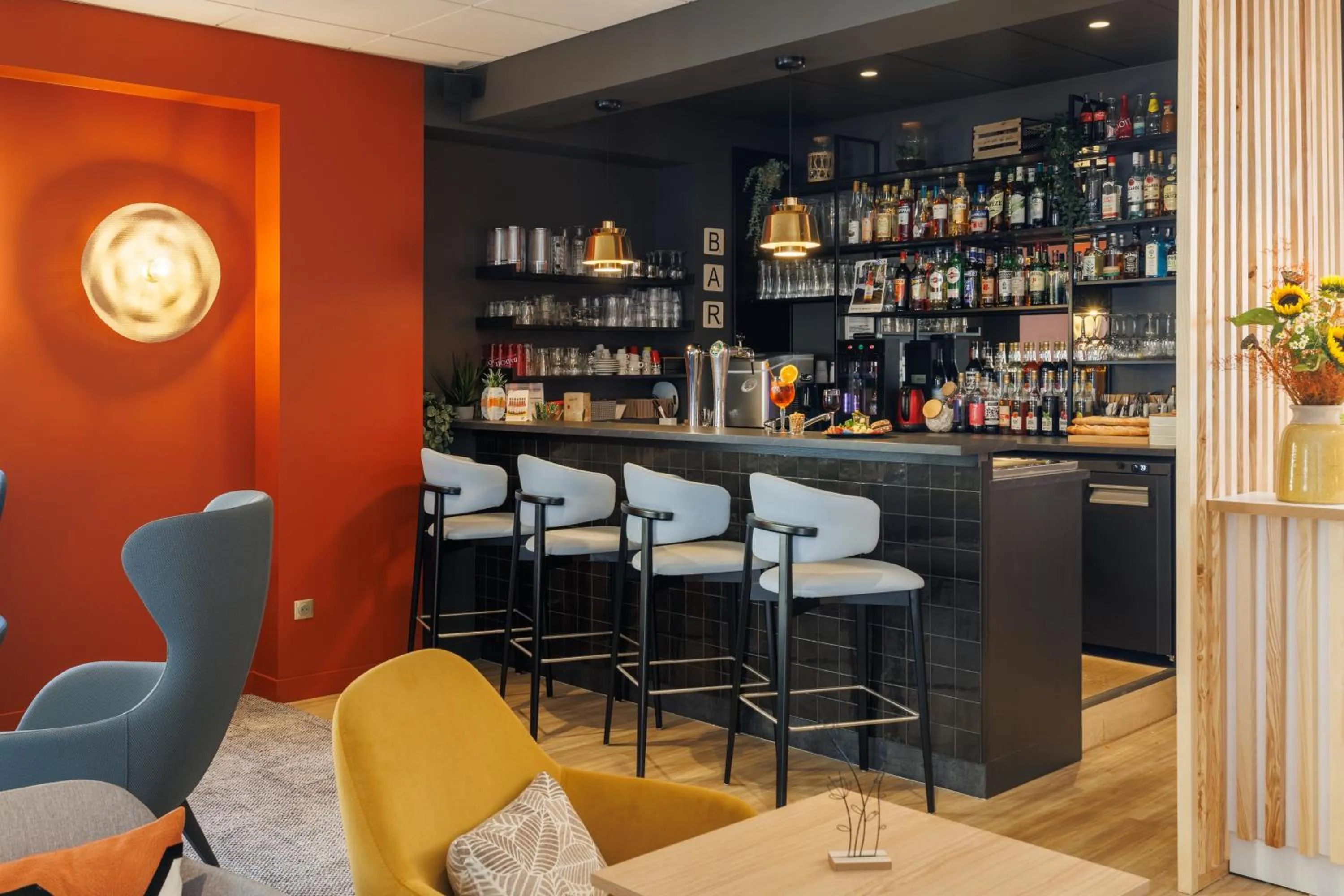 Lounge or bar in The Originals Boutique, Hôtel Le Pariou, Issoire