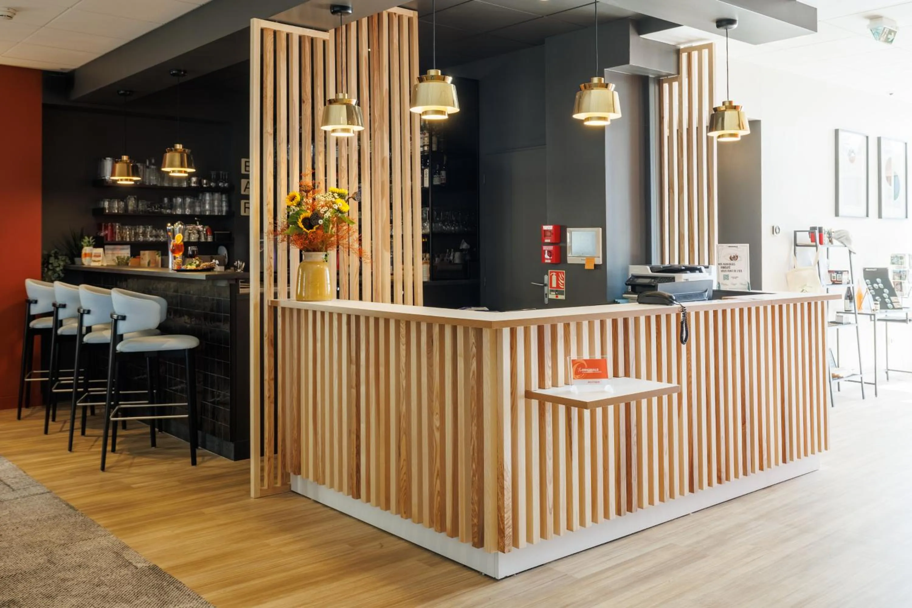 Lobby or reception in The Originals Boutique, Hôtel Le Pariou, Issoire