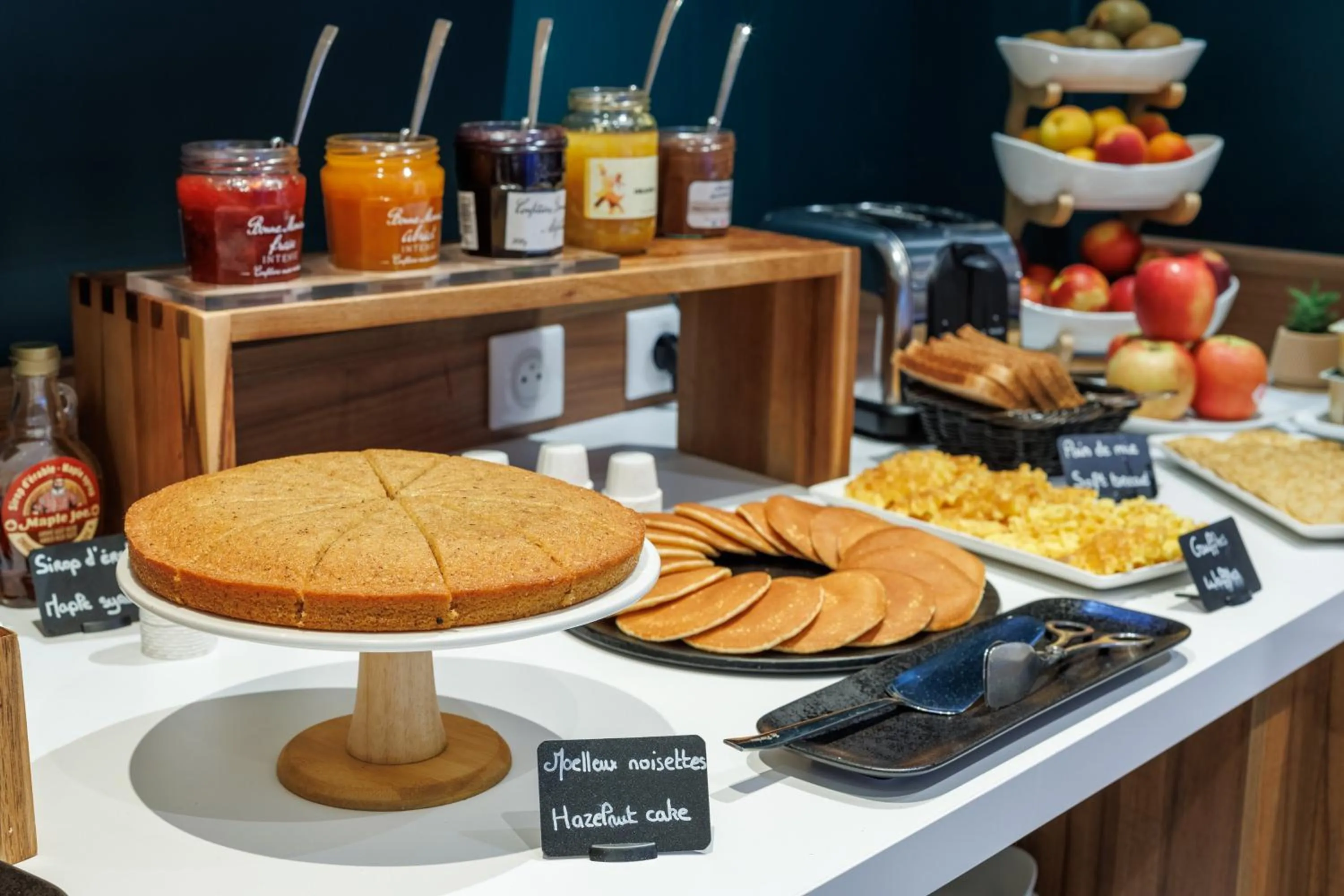 Buffet breakfast in The Originals Boutique, Hôtel Le Pariou, Issoire