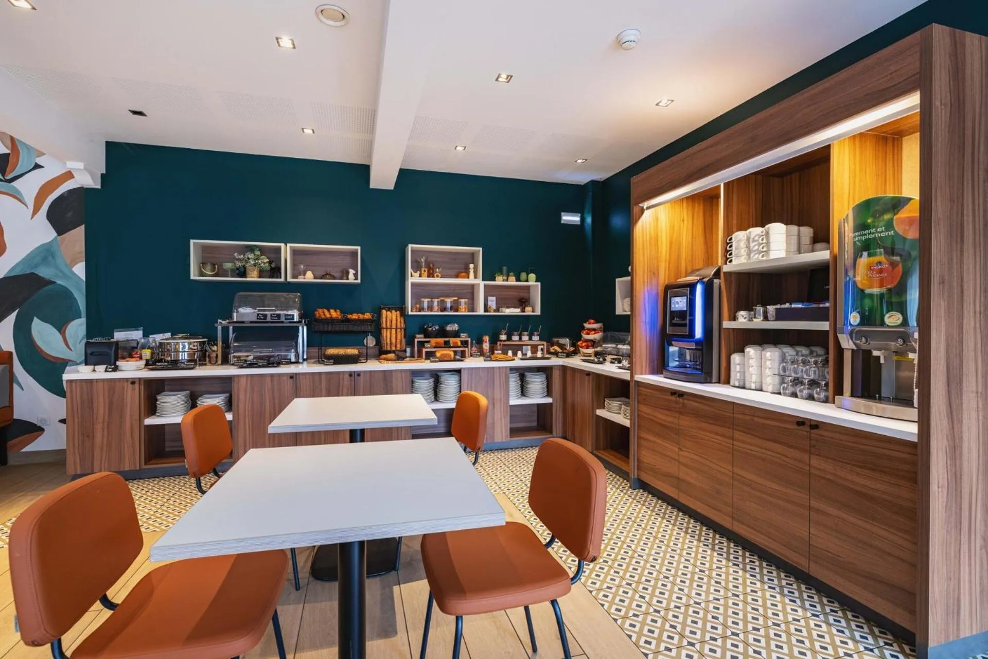 Buffet breakfast in The Originals Boutique, Hôtel Le Pariou, Issoire