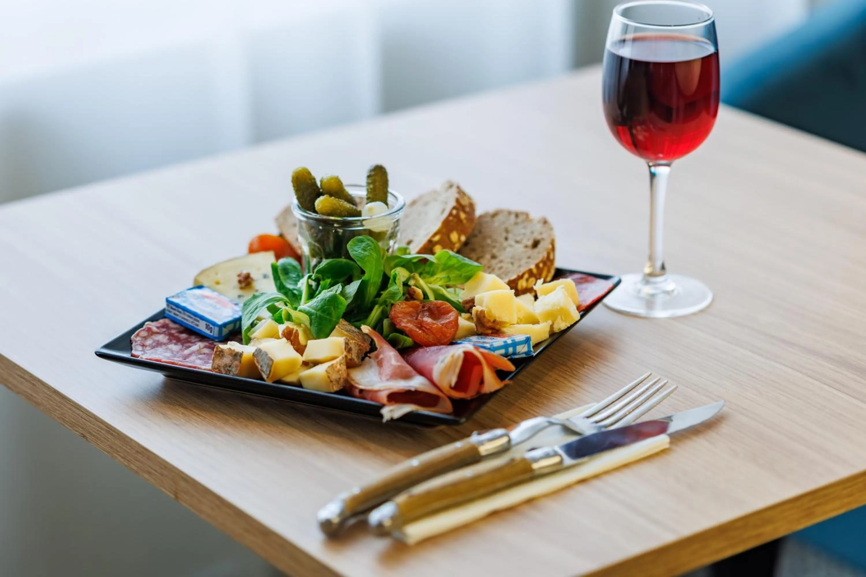 Lounge or bar in The Originals Boutique, Hôtel Le Pariou, Issoire