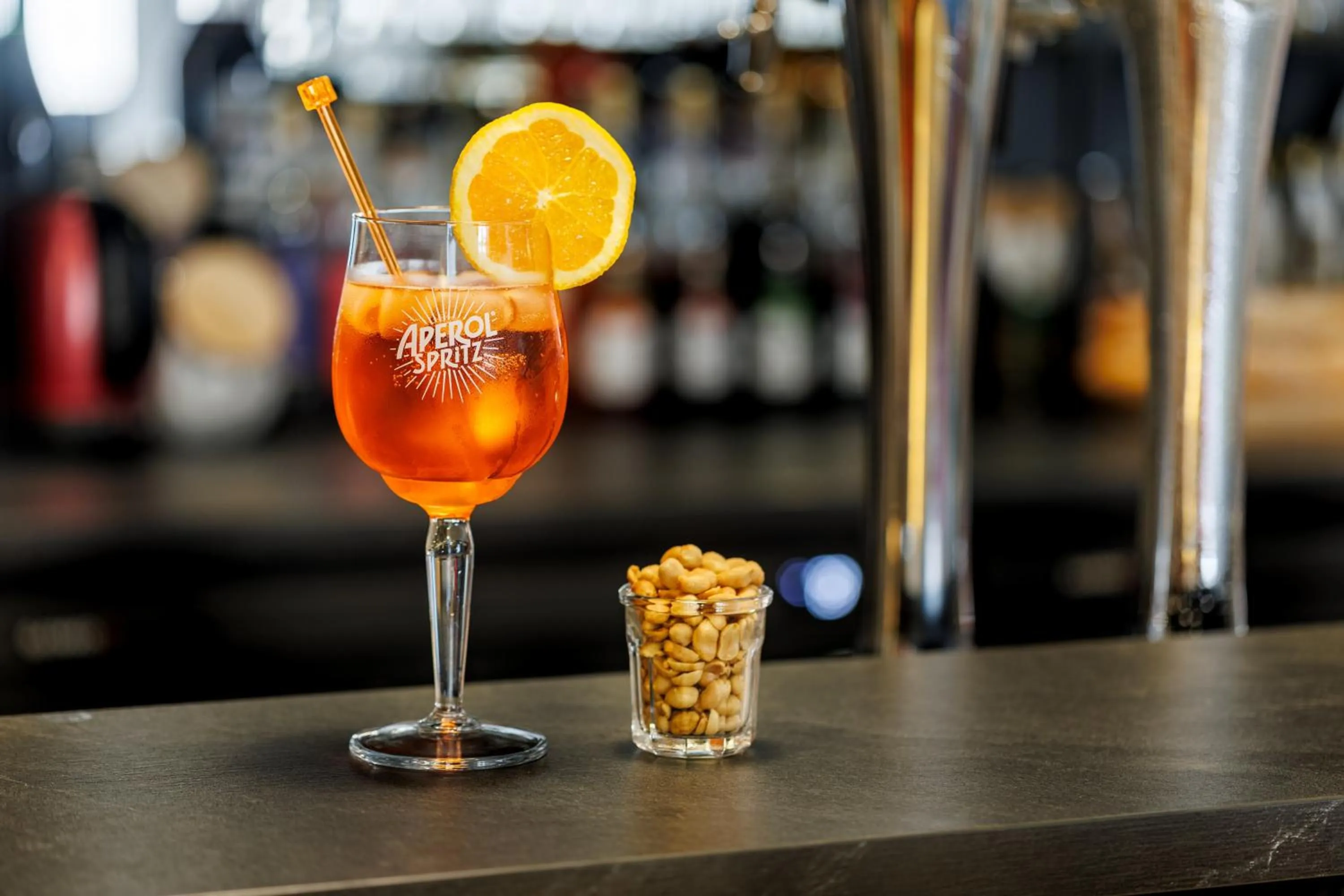 Lounge or bar in The Originals Boutique, Hôtel Le Pariou, Issoire