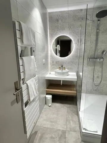 Bathroom in The Originals Boutique, Hôtel Le Pariou, Issoire