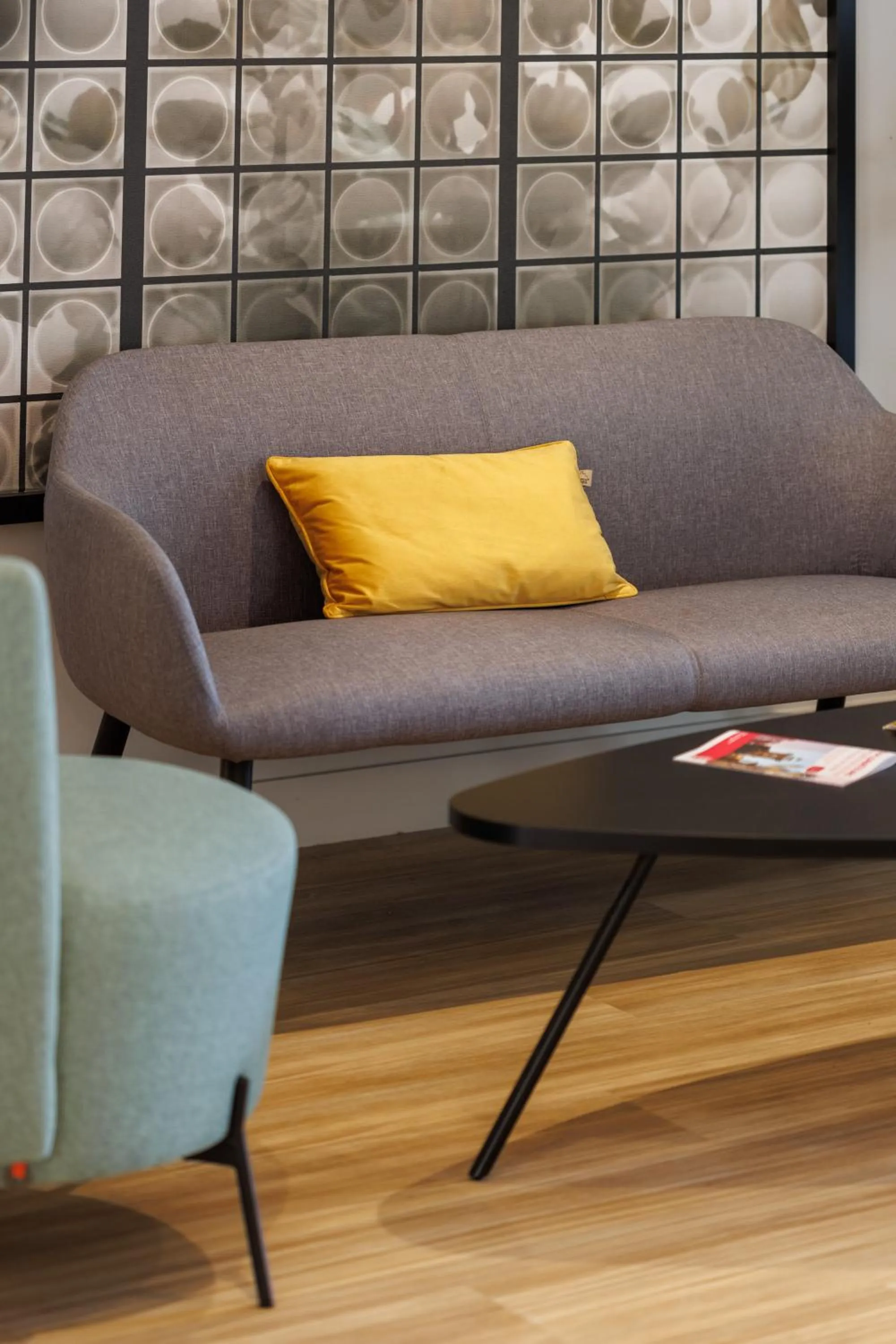 Lounge or bar in The Originals Boutique, Hôtel Le Pariou, Issoire