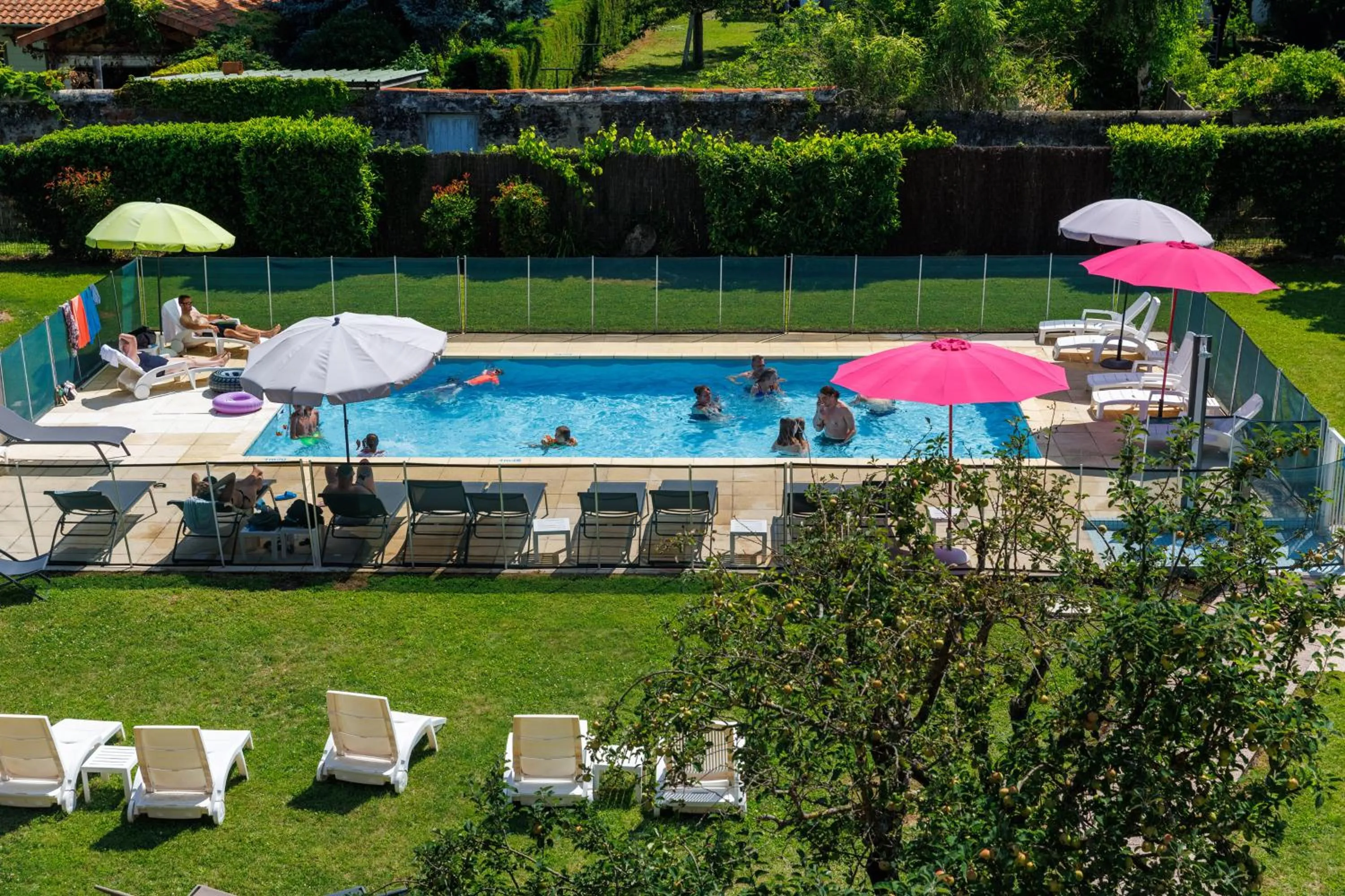 Swimming pool in The Originals Boutique, Hôtel Le Pariou, Issoire