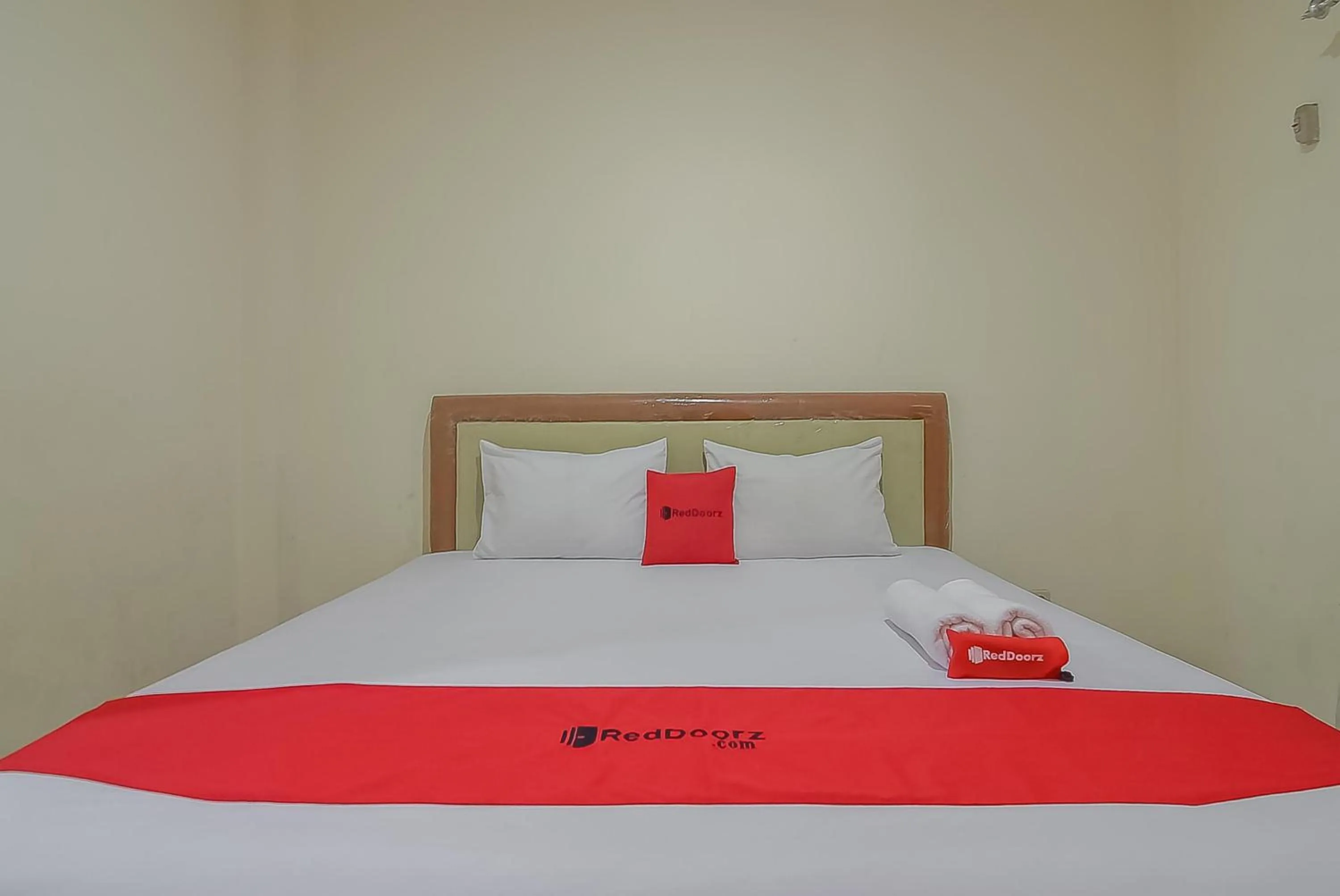 Bedroom, Bed in RedDoorz near IPDN 2