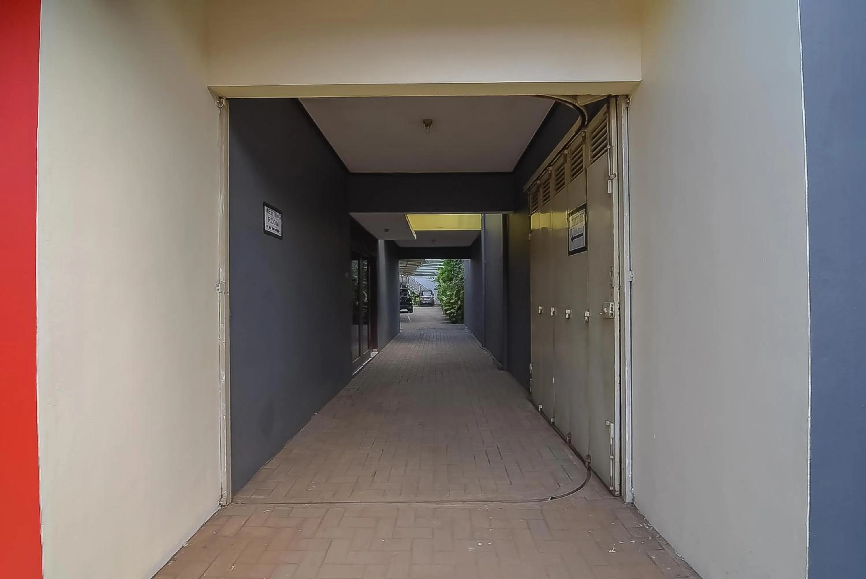 RedDoorz near IPDN 2