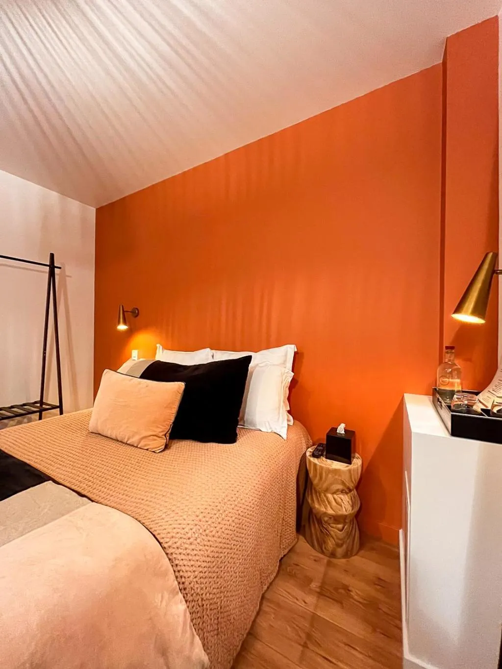 Bed in Hôtel du Commerce