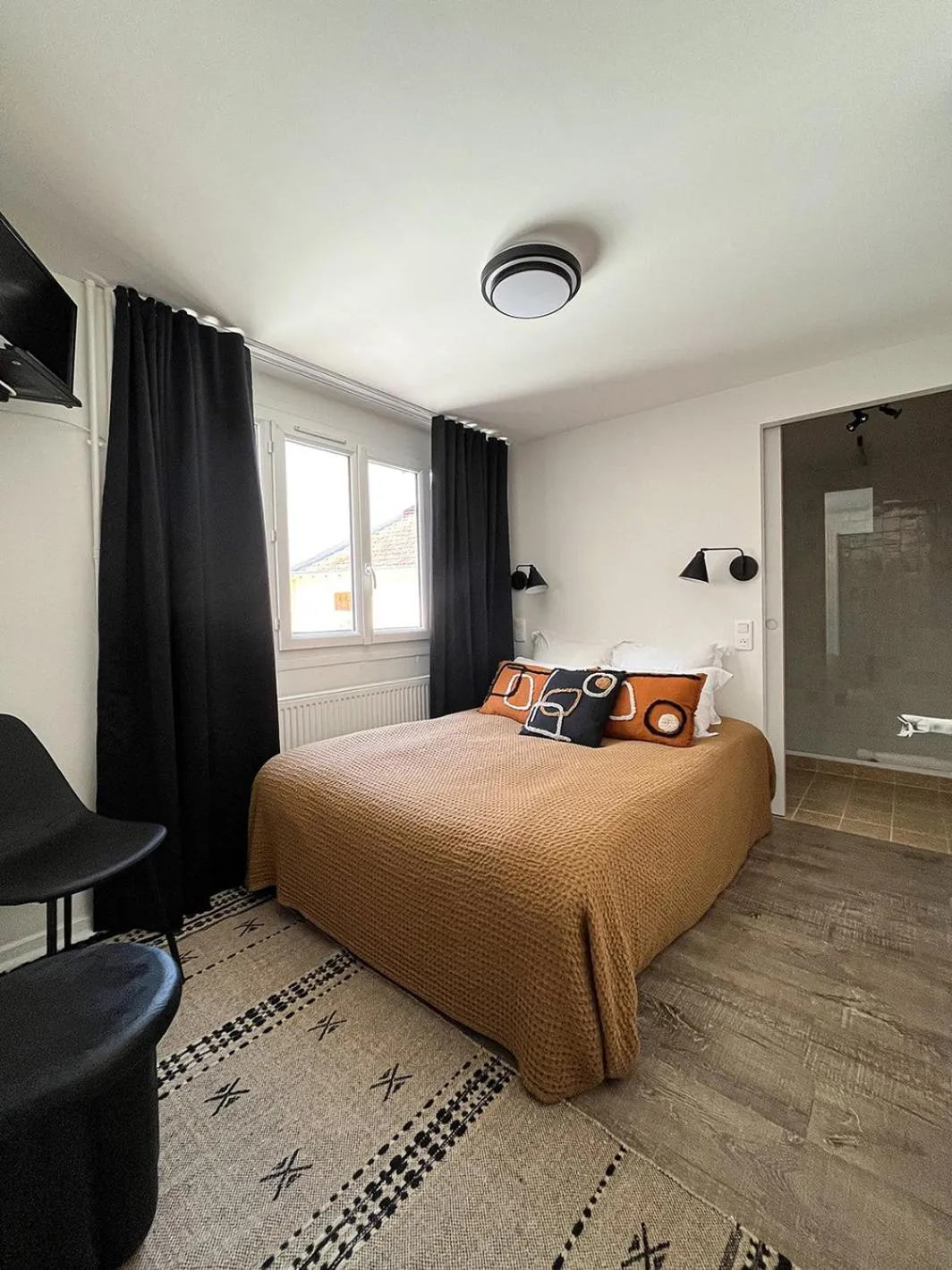 Bed in Hôtel du Commerce