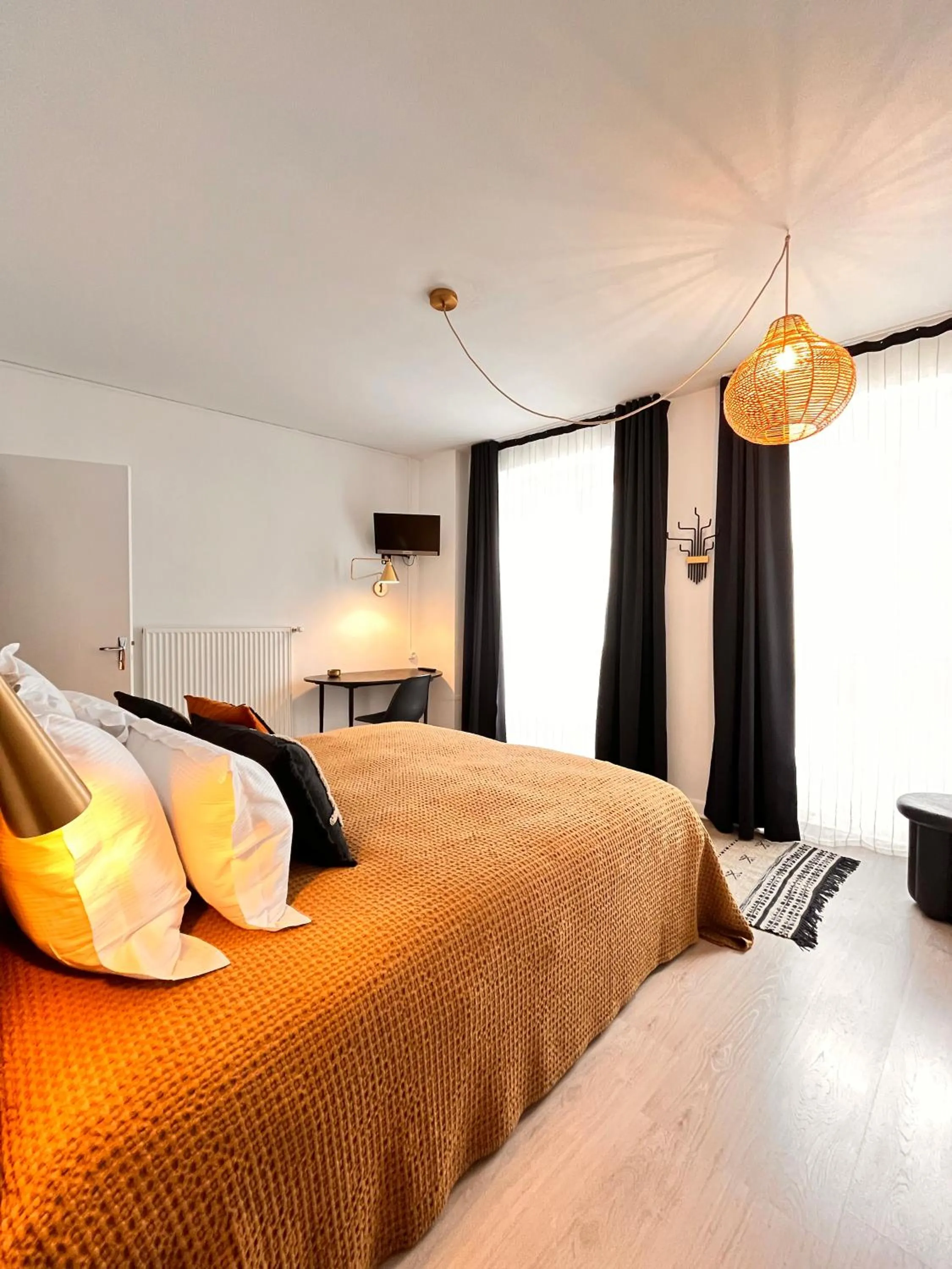 Bed in Hôtel du Commerce