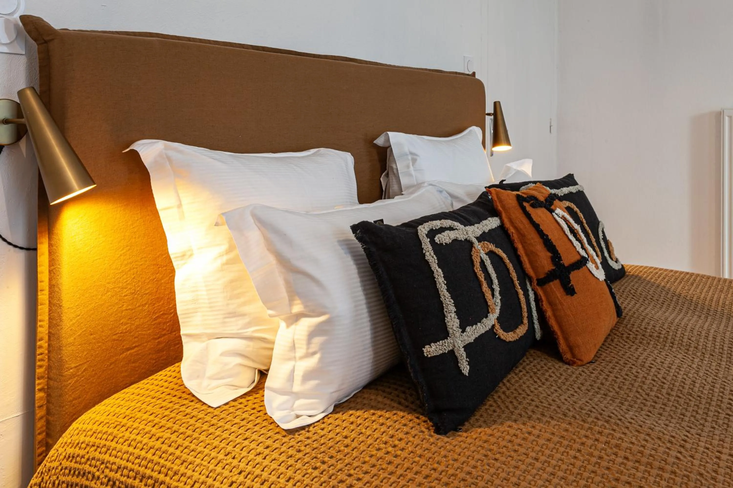 Bed in Hôtel du Commerce