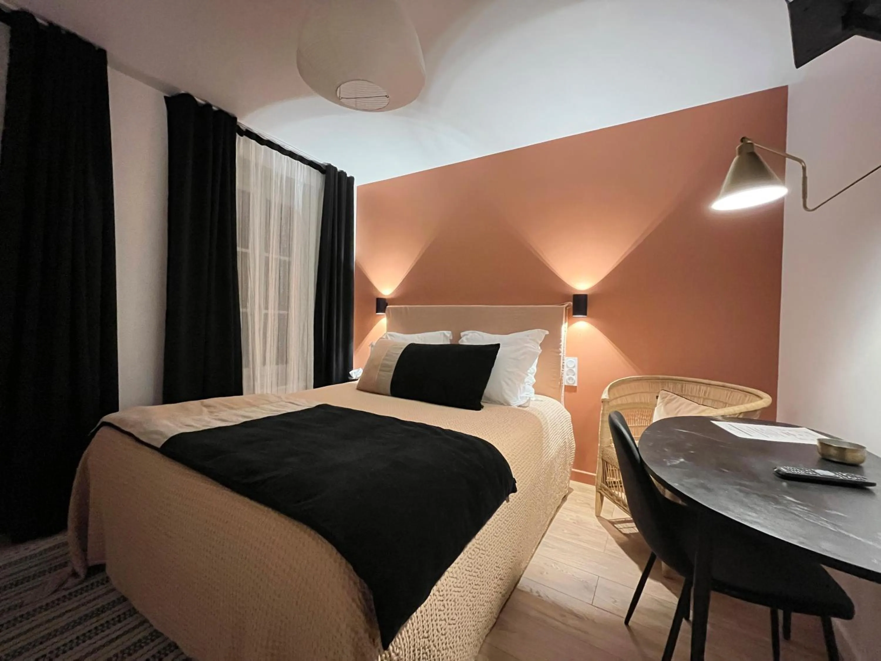 Bed in Hôtel du Commerce