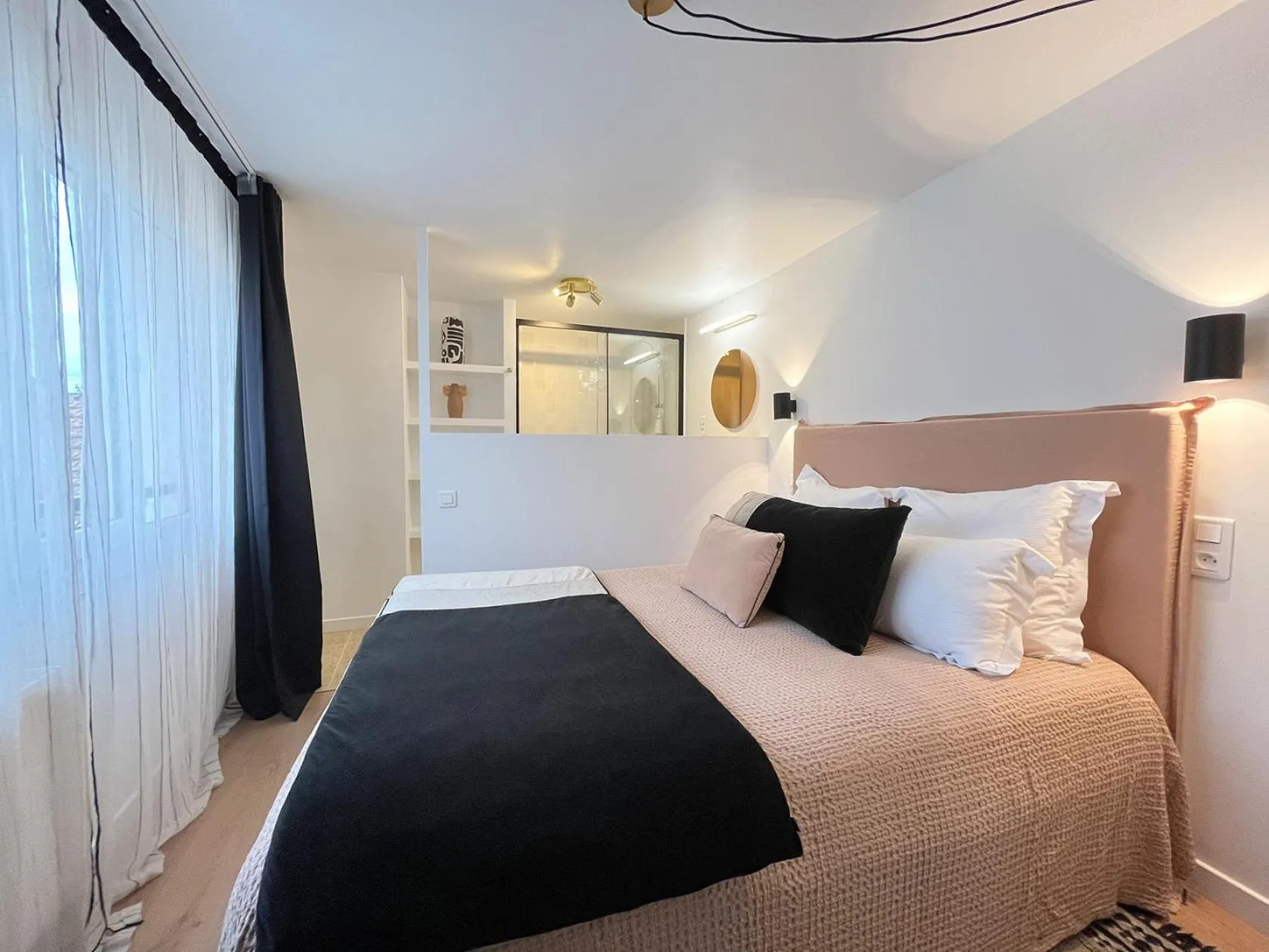 Bed in Hôtel du Commerce