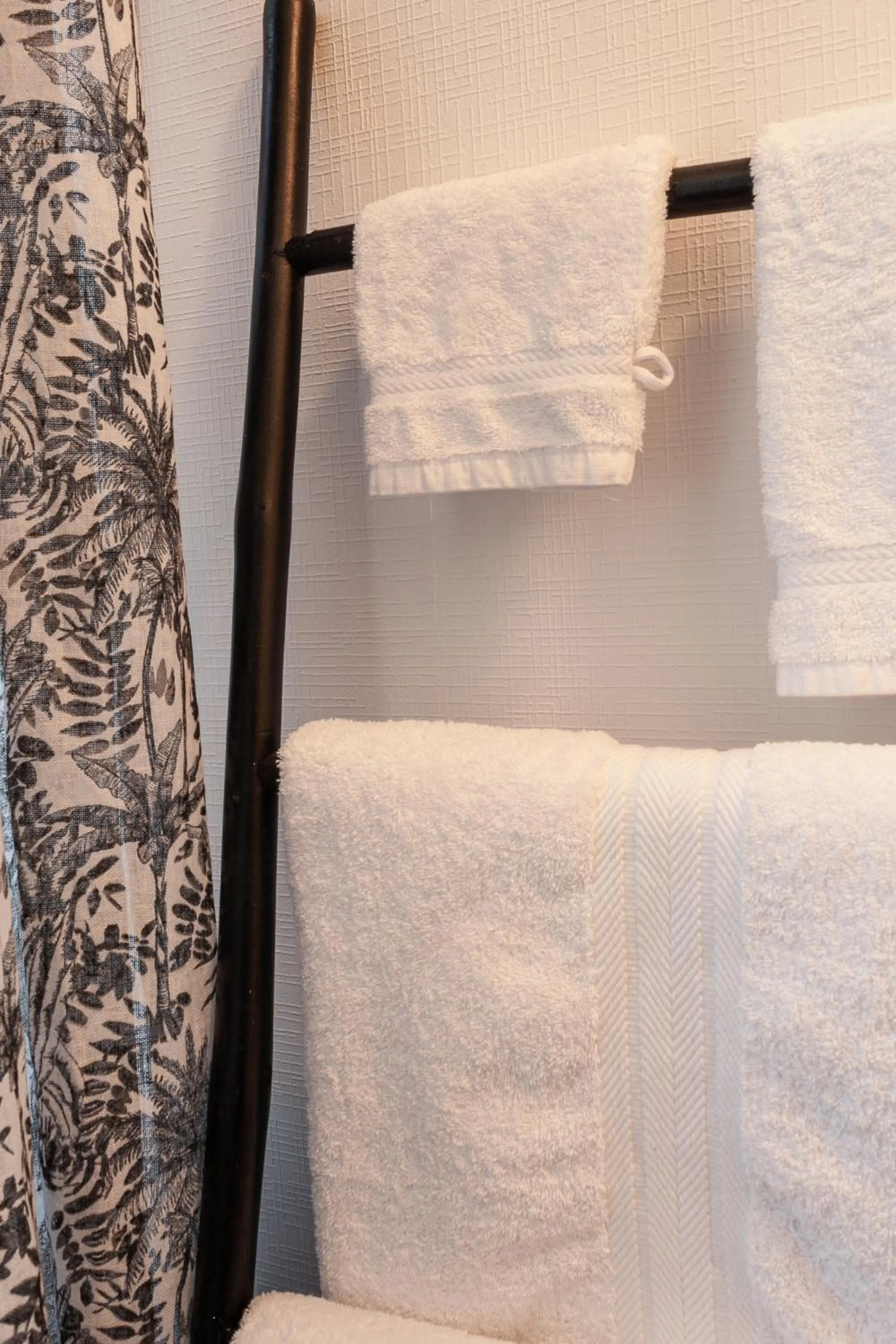 Bed in Hôtel du Commerce