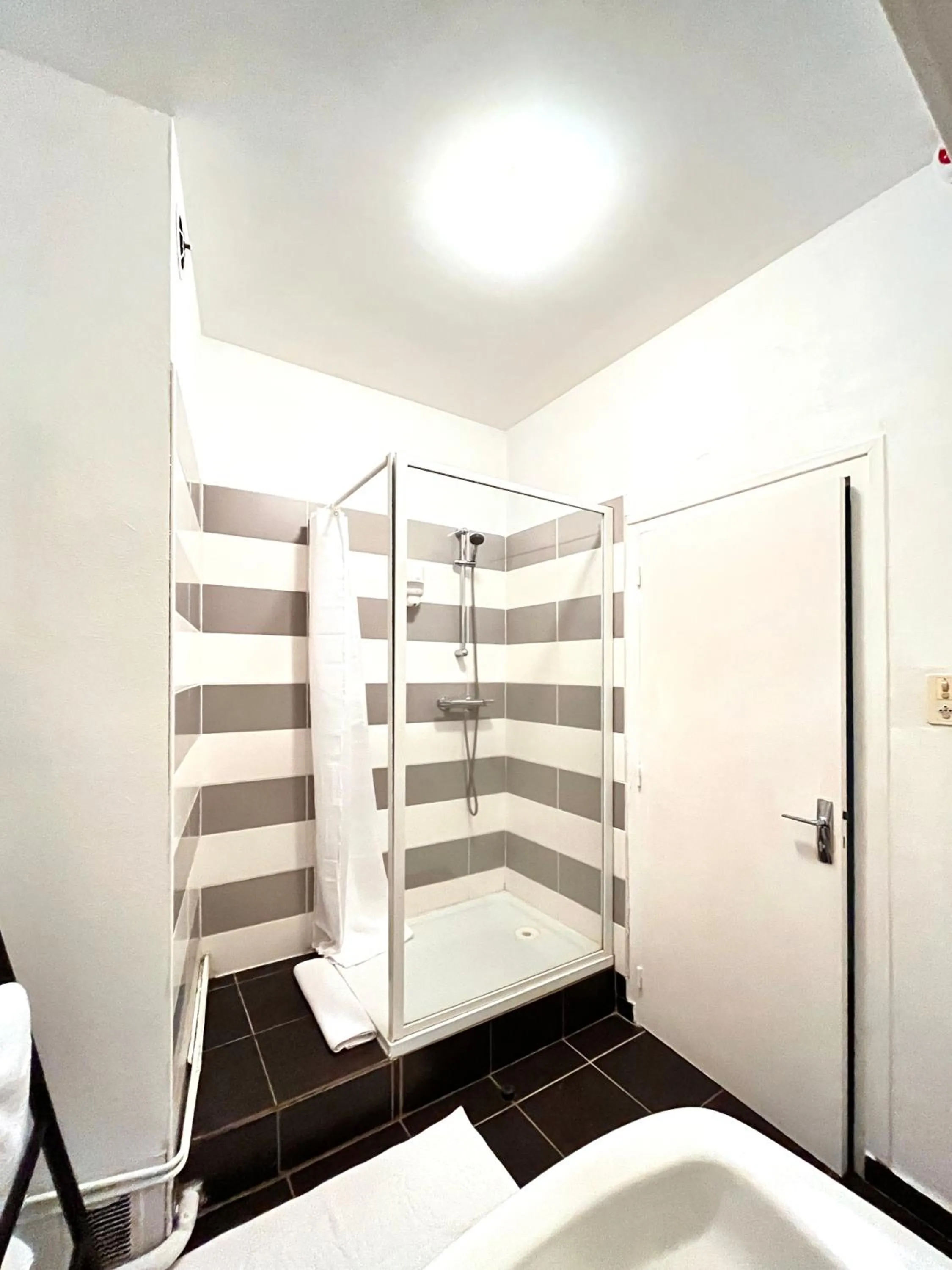 Bed in Hôtel du Commerce