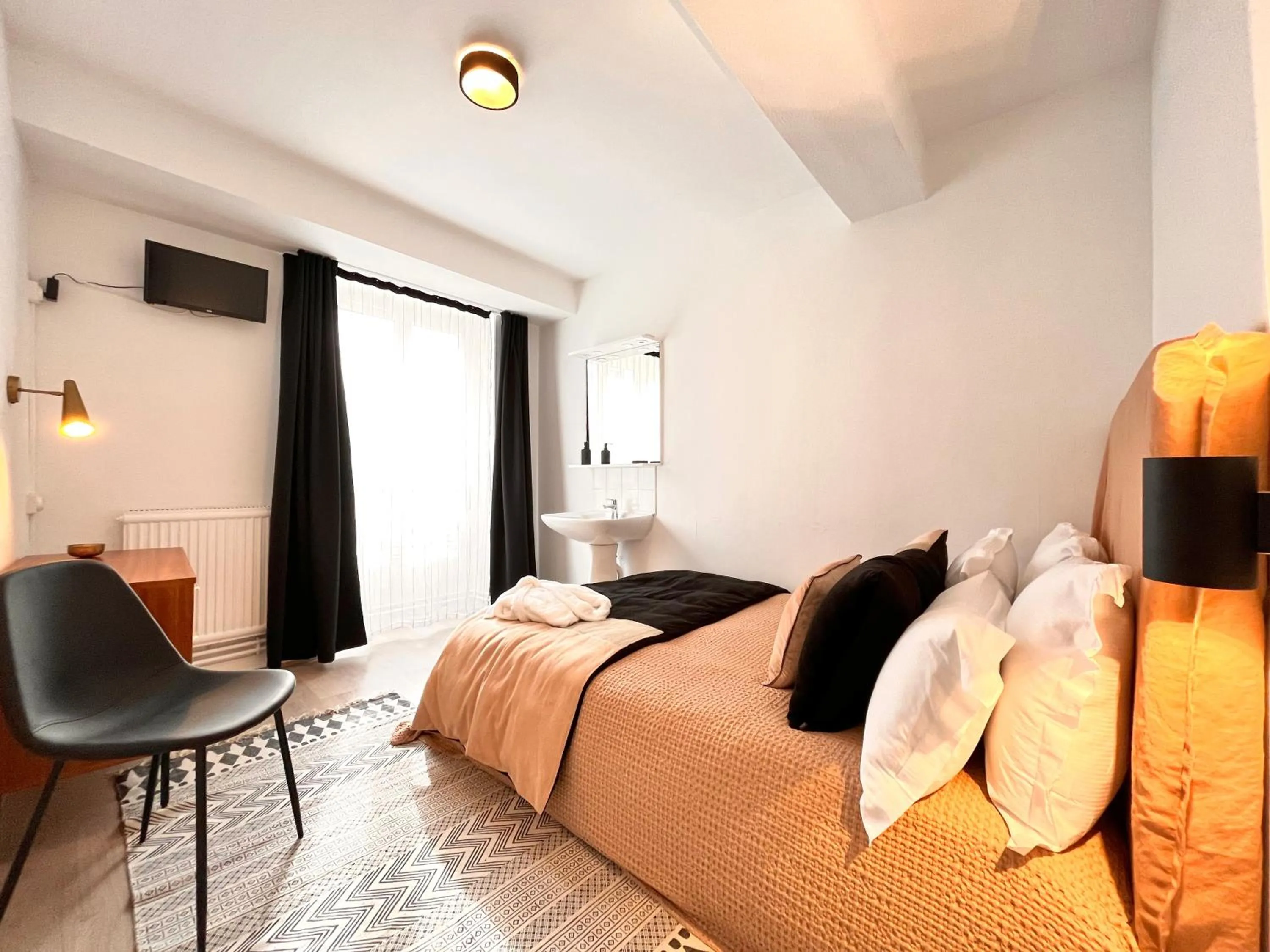 Bed in Hôtel du Commerce