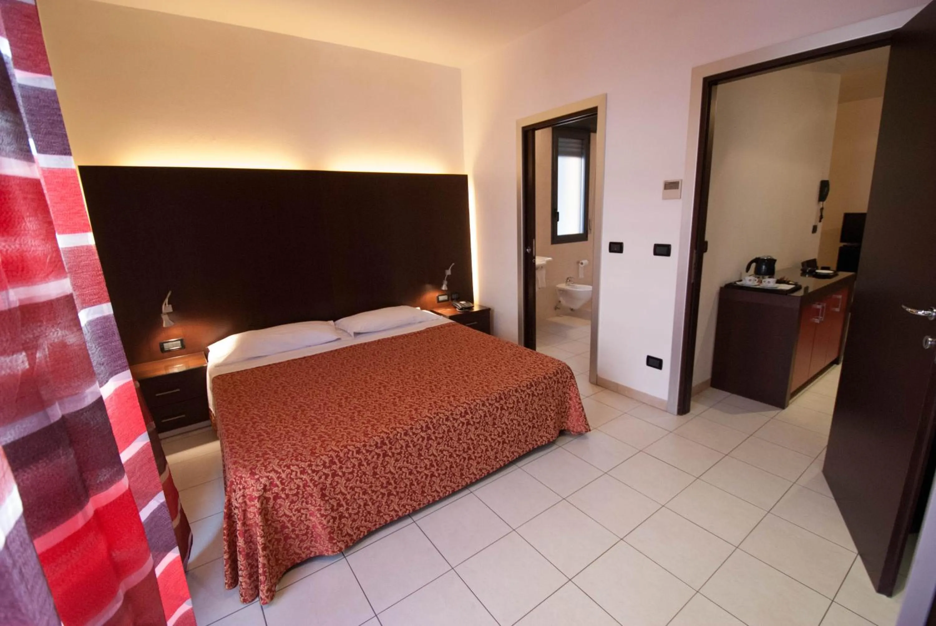 Photo of the whole room, Bed in Residence Domus