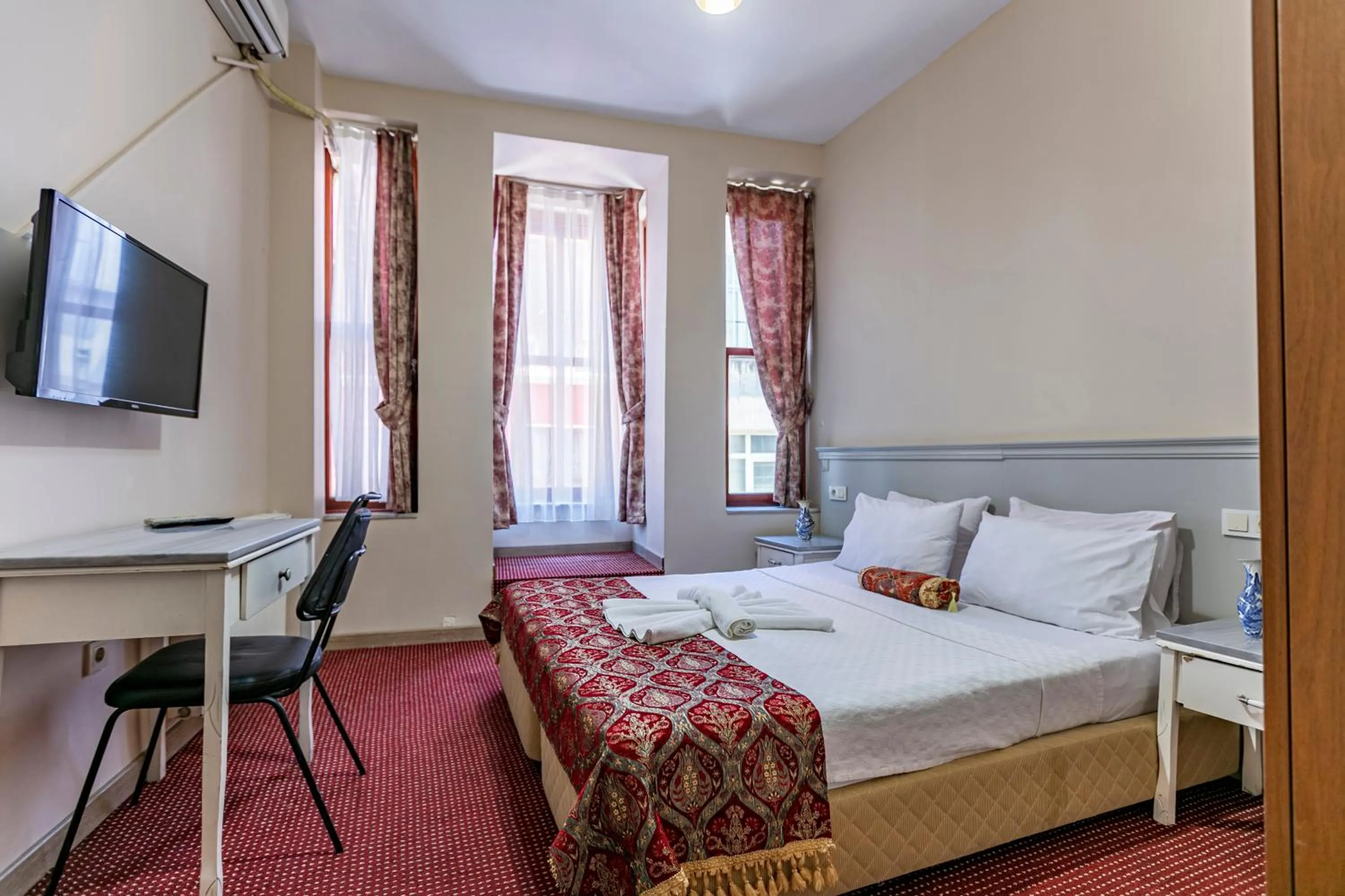 Communal lounge/ TV room, Bed in OttomanZade