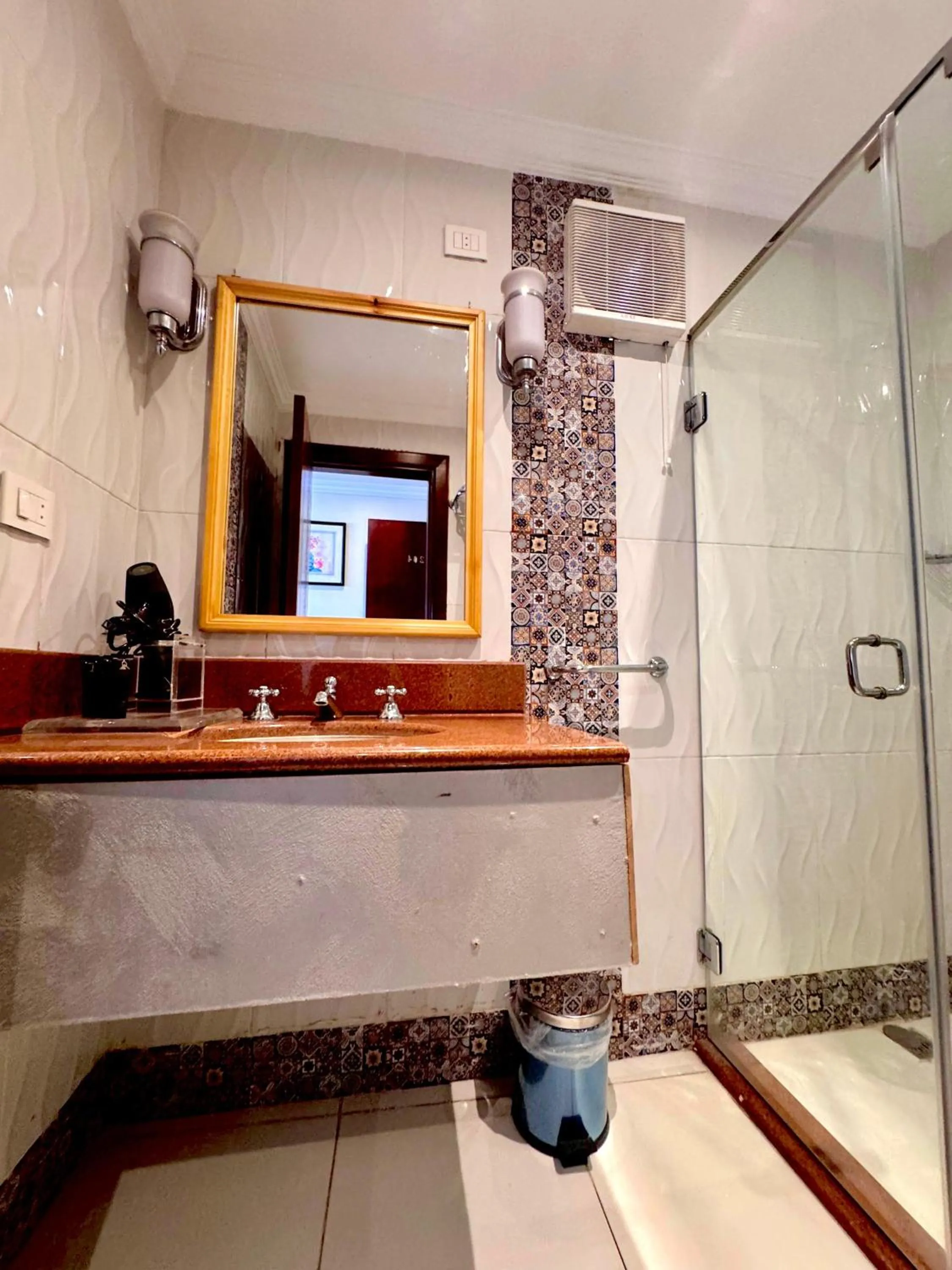 Shower in PYRAMIDS TOWER Inn