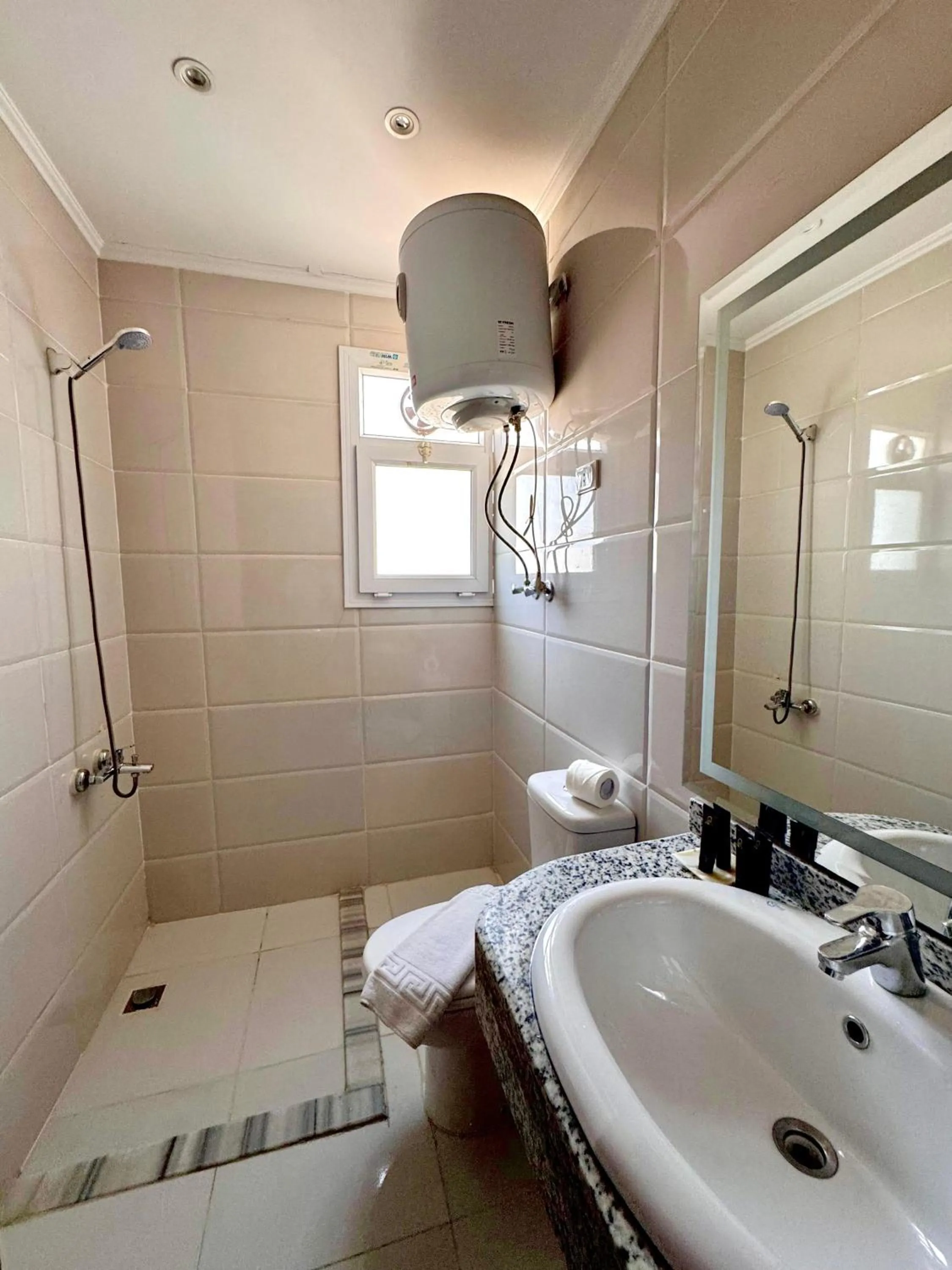 Shower in PYRAMIDS TOWER Inn