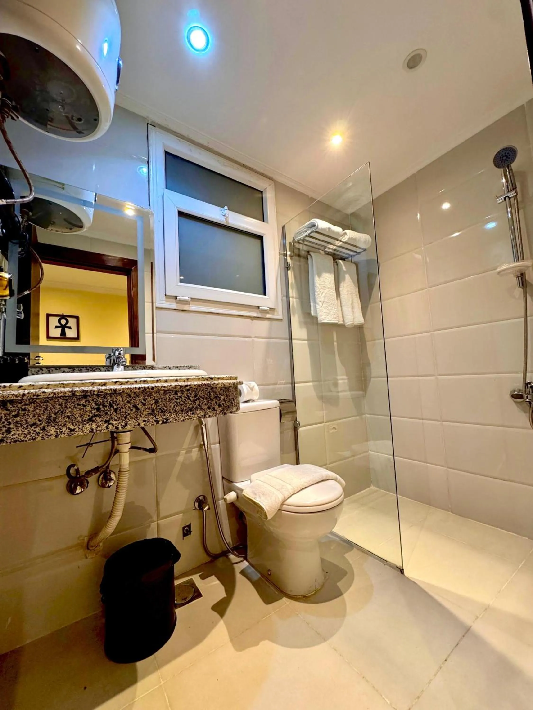 Shower in PYRAMIDS TOWER Inn