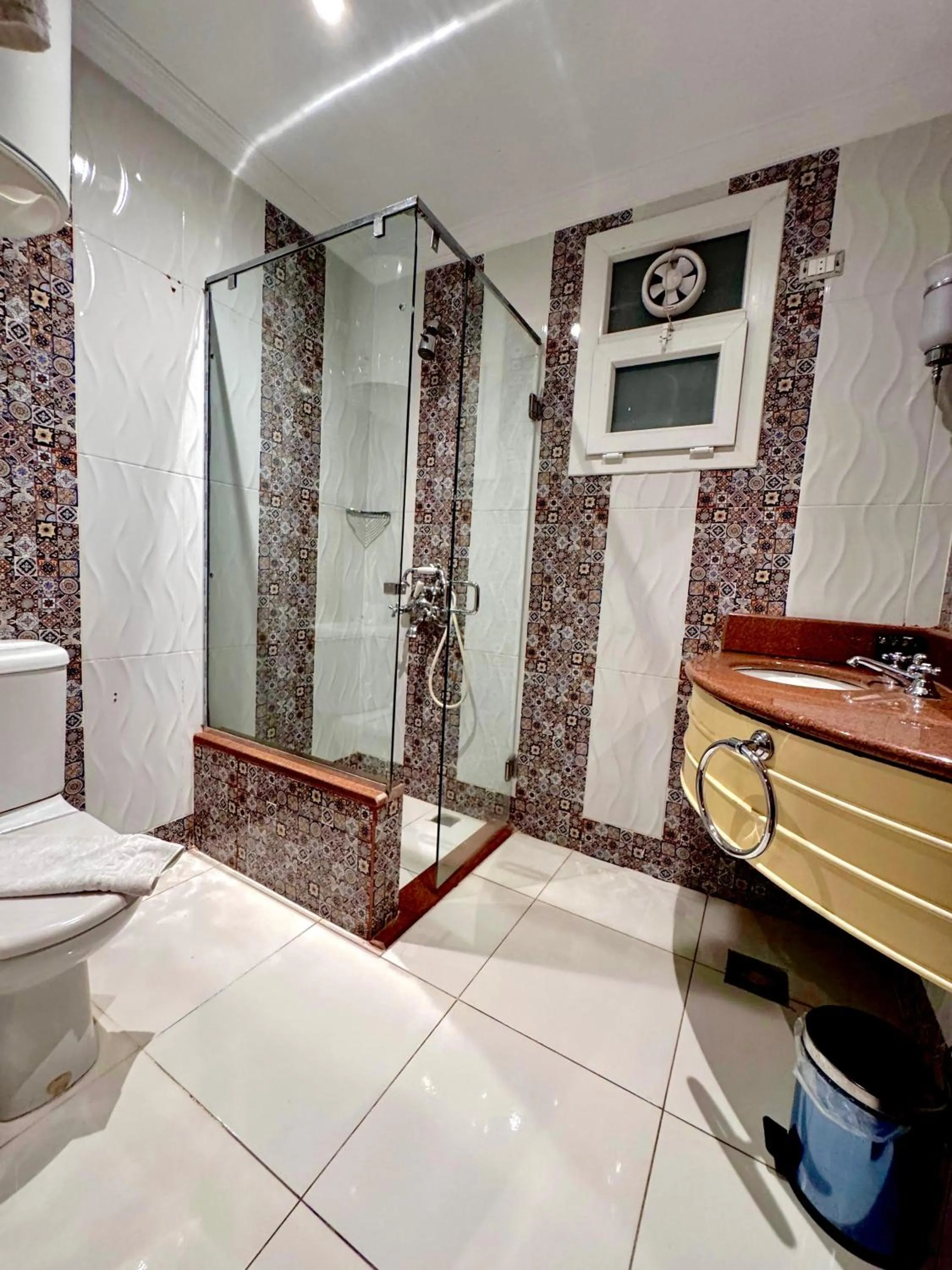 Shower in PYRAMIDS TOWER Inn