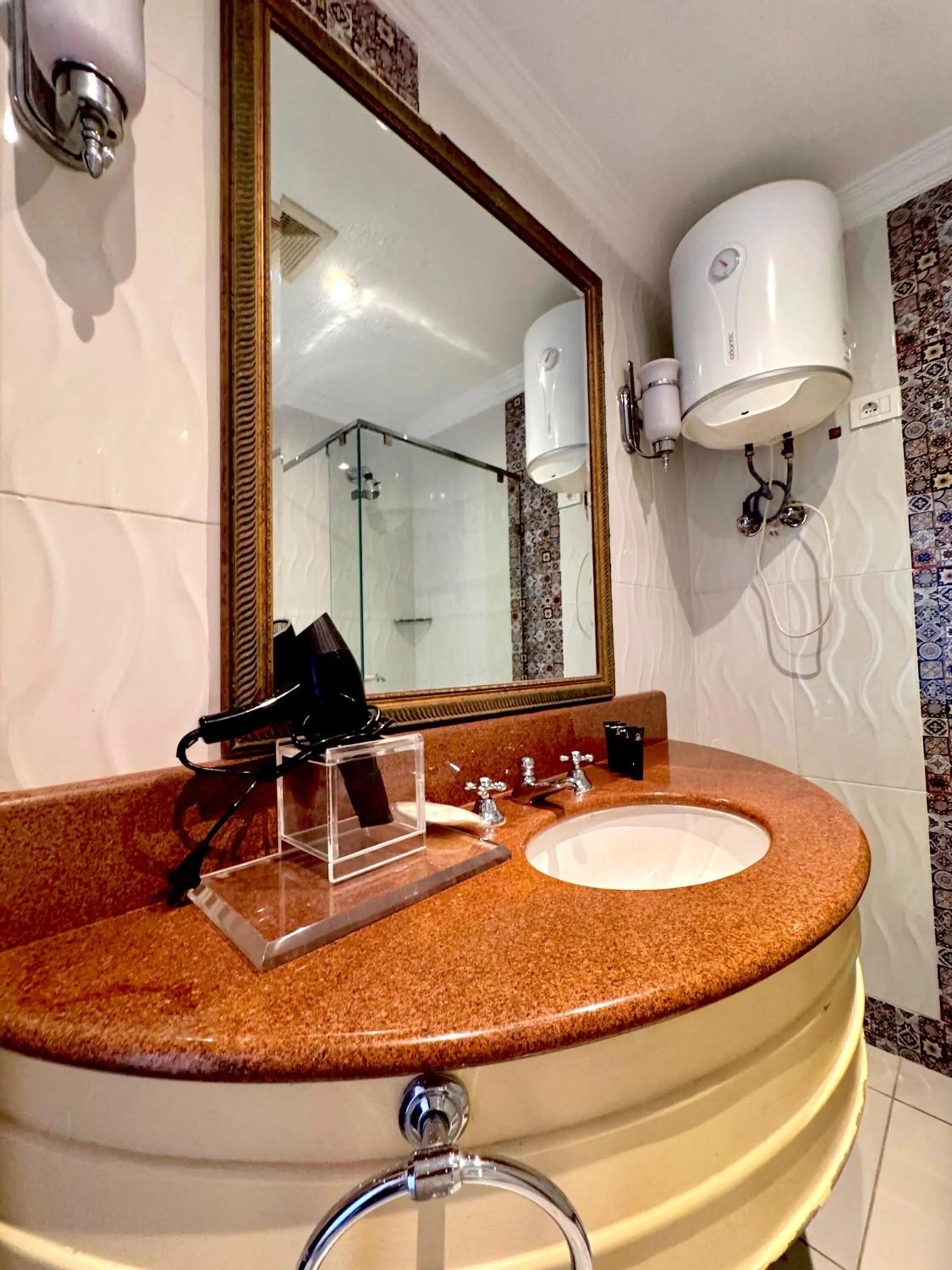 Shower in PYRAMIDS TOWER Inn