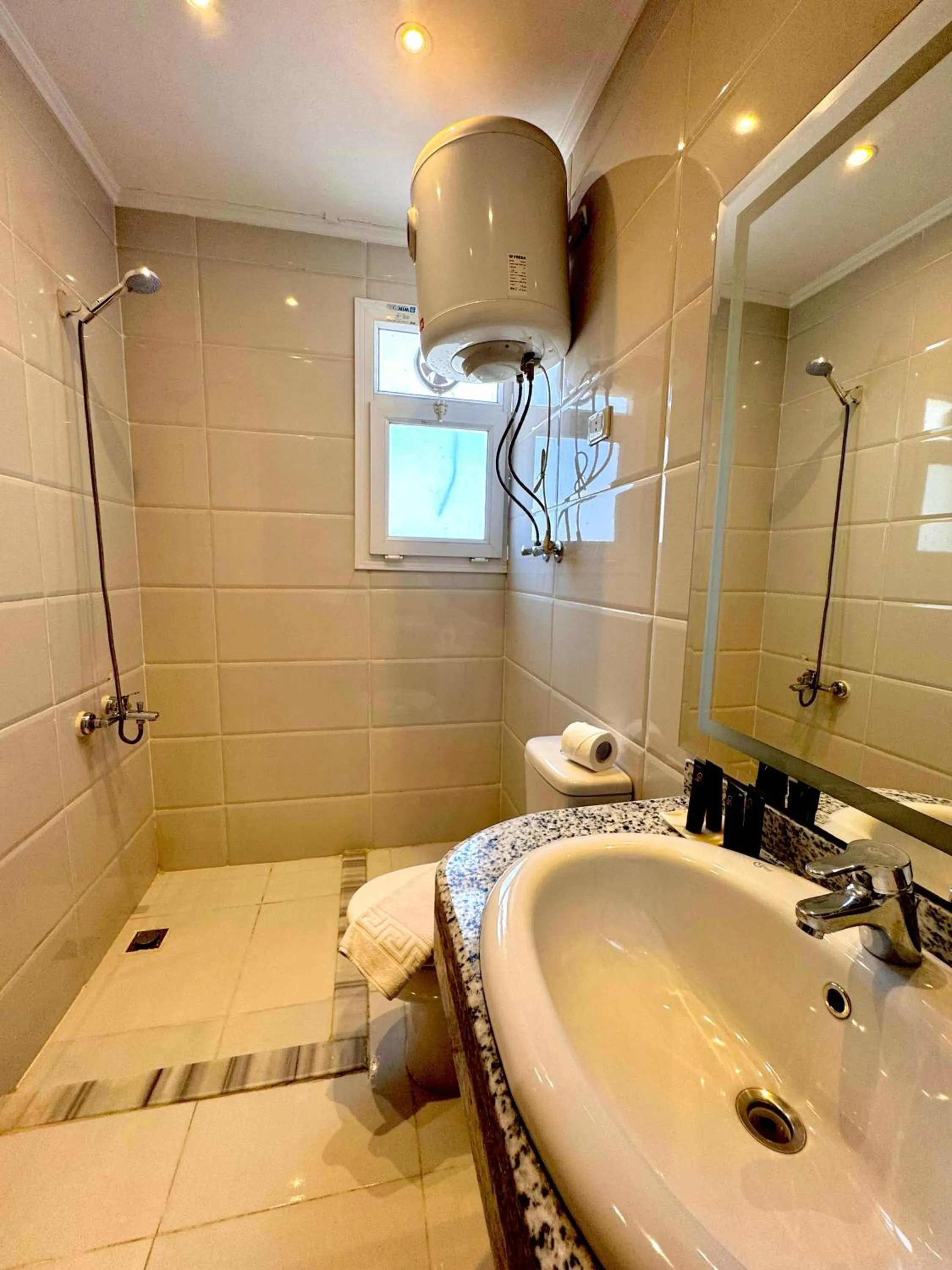 Shower in PYRAMIDS TOWER Inn