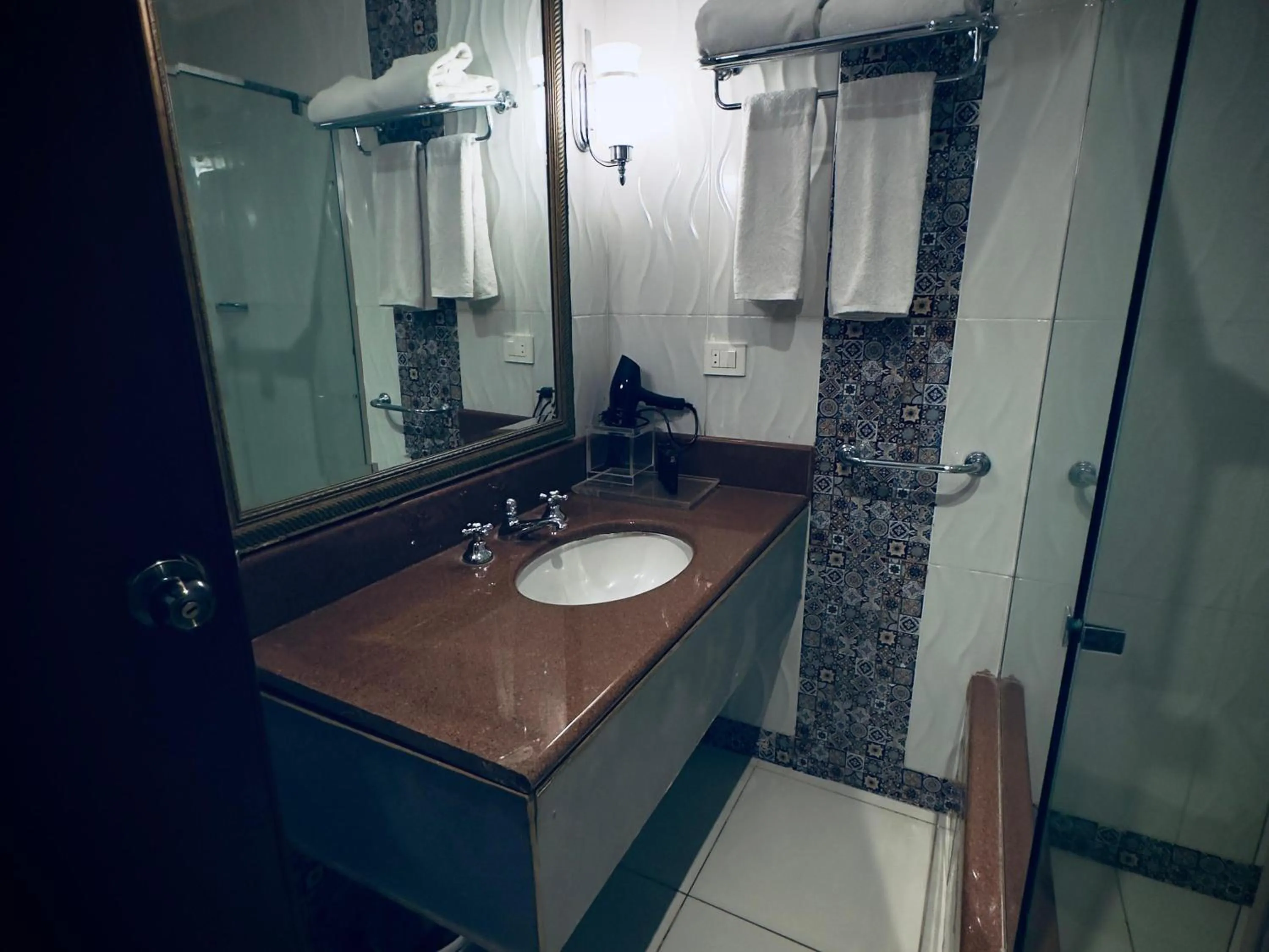 Shower in PYRAMIDS TOWER Inn