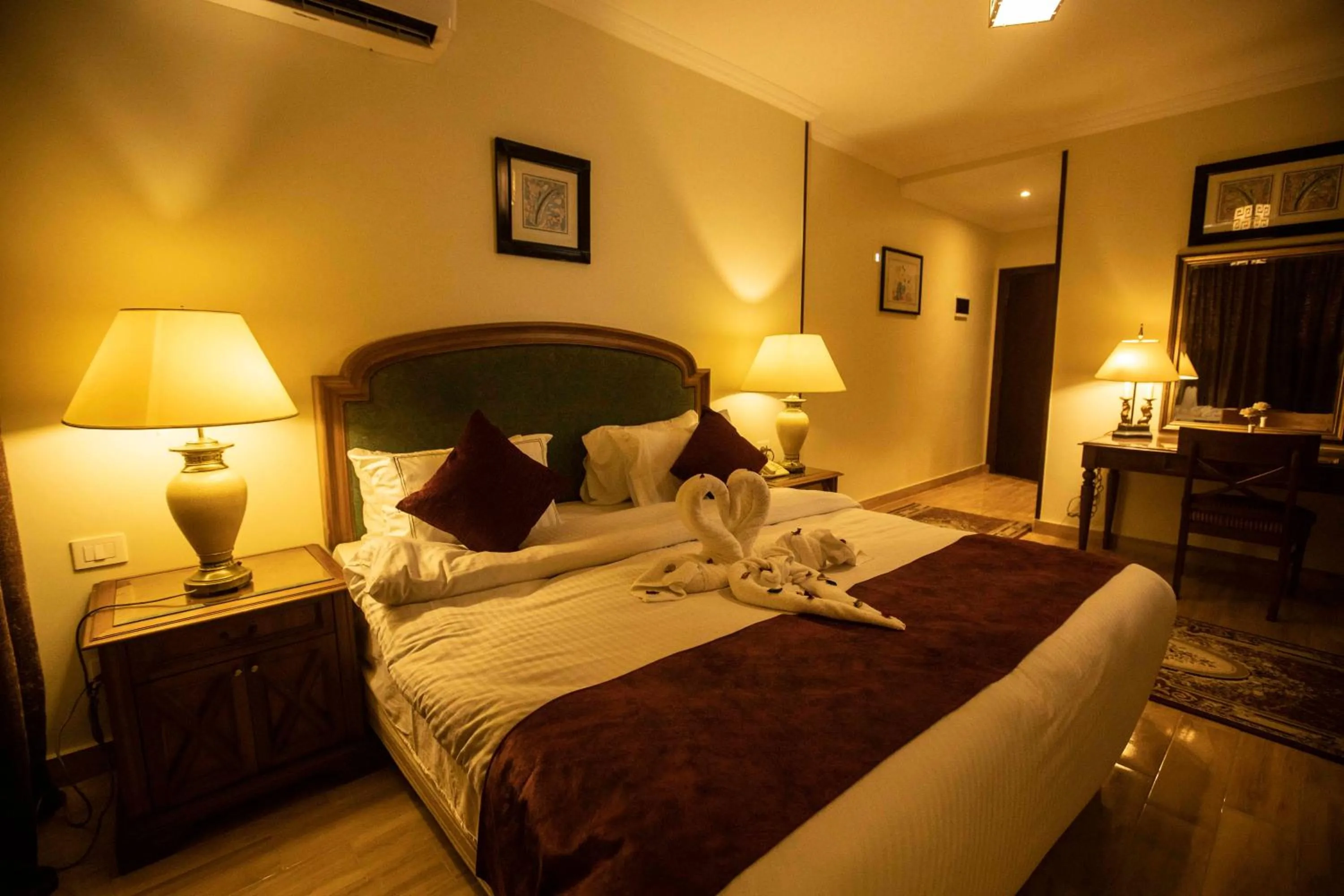 King Suite with Balcony in PYRAMIDS TOWER Inn