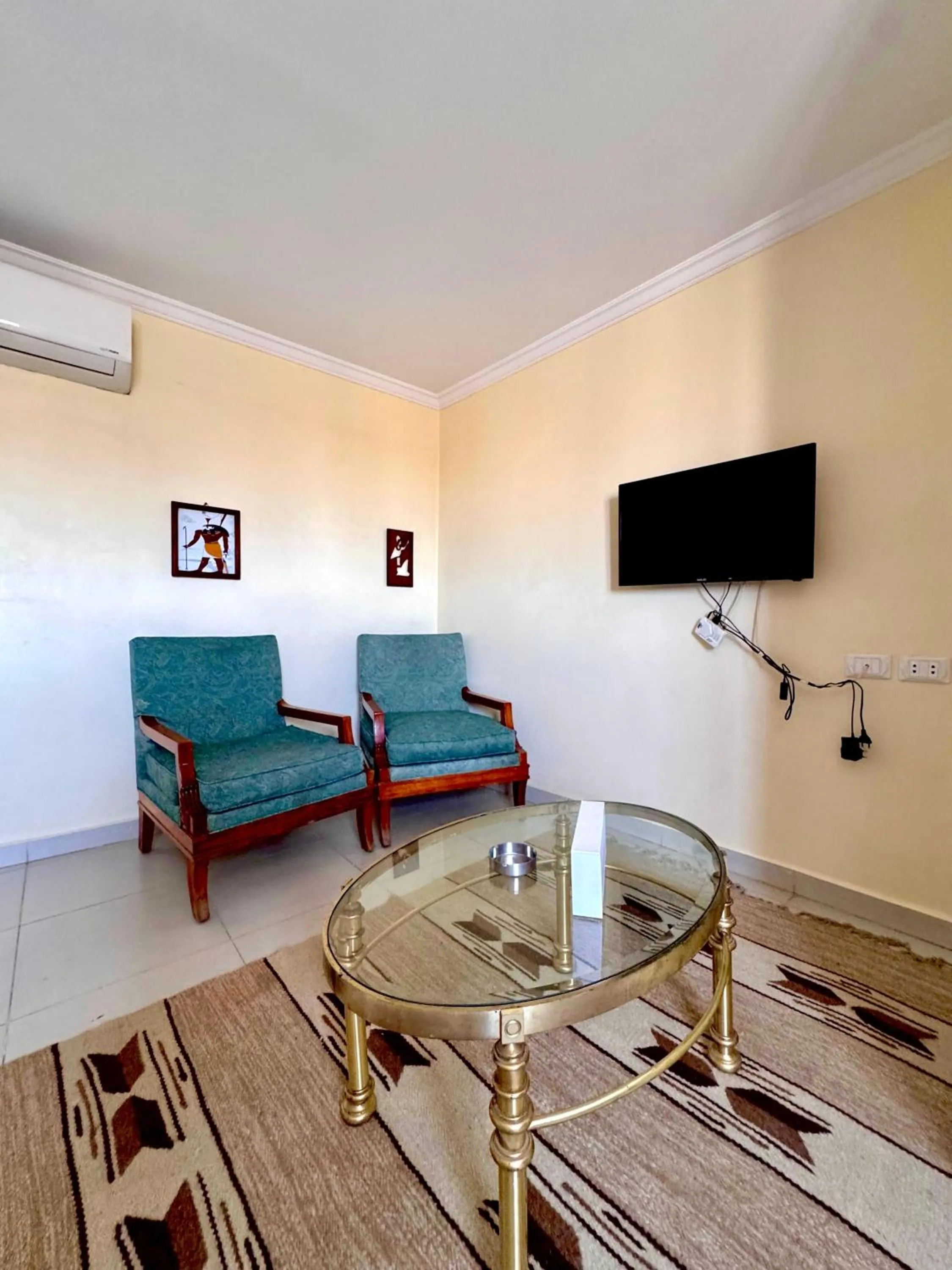 Communal lounge/ TV room in PYRAMIDS TOWER Inn