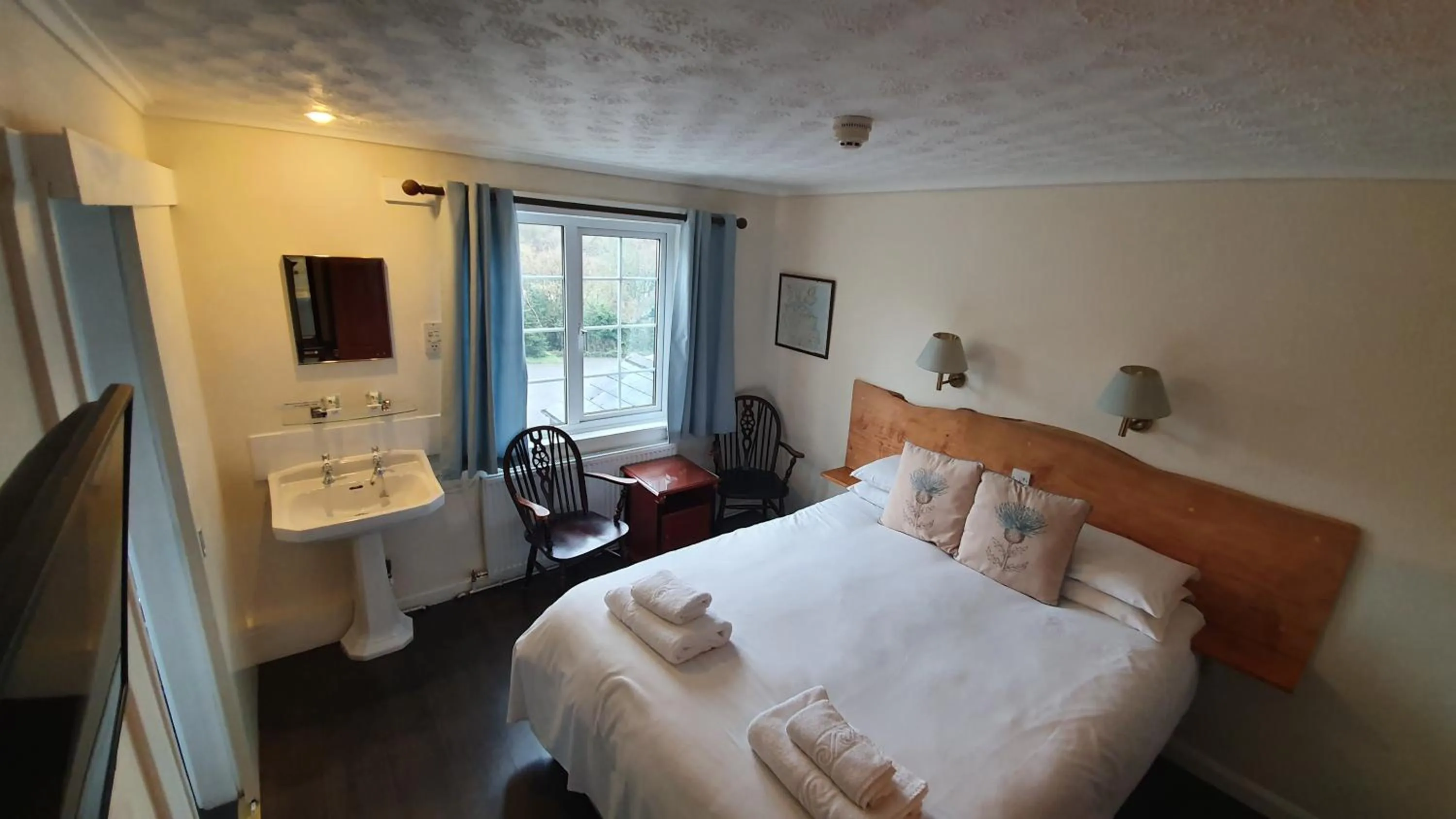 Photo of the whole room, Bed in Trengilly Wartha Inn