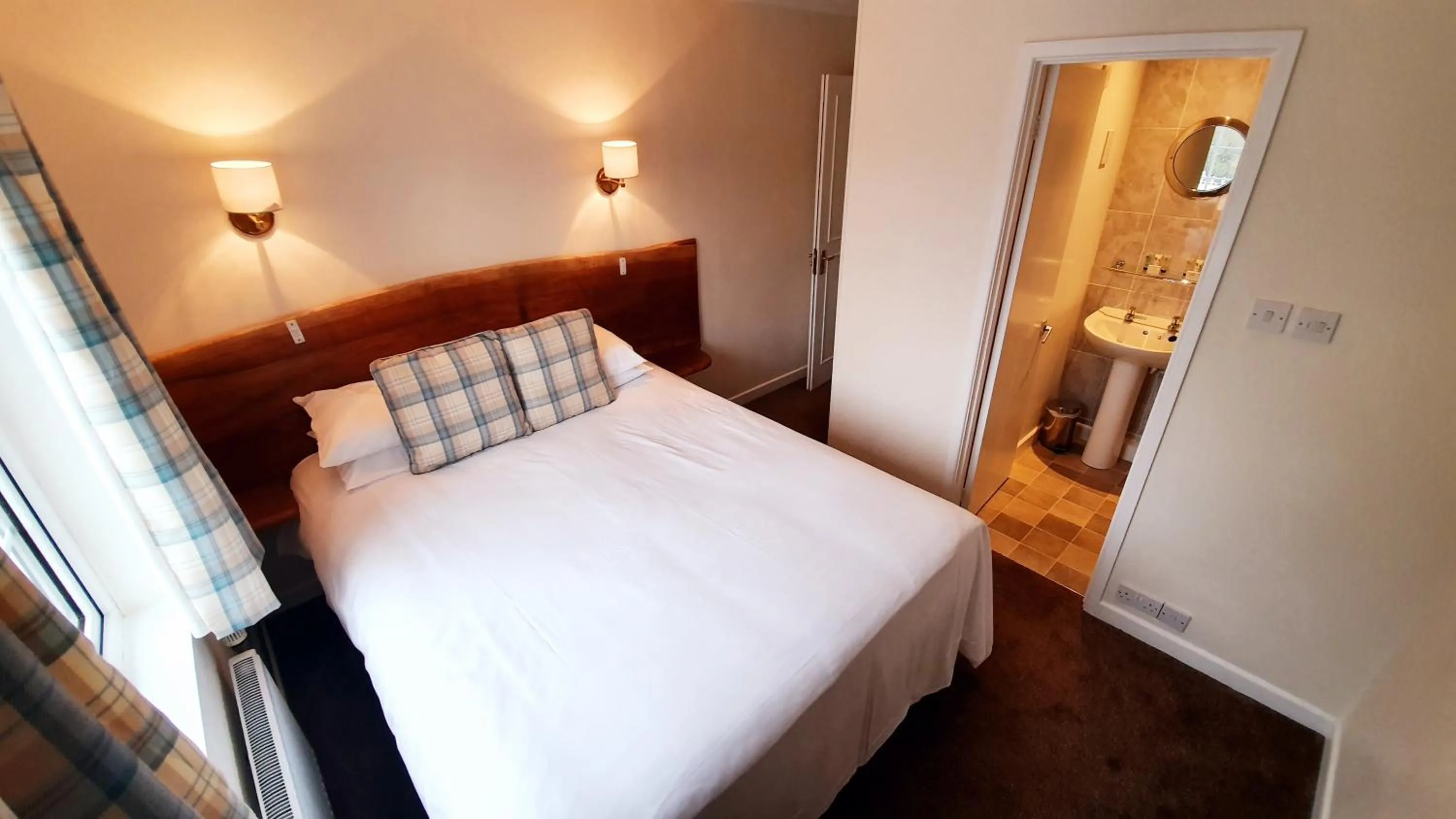 Photo of the whole room, Bed in Trengilly Wartha Inn