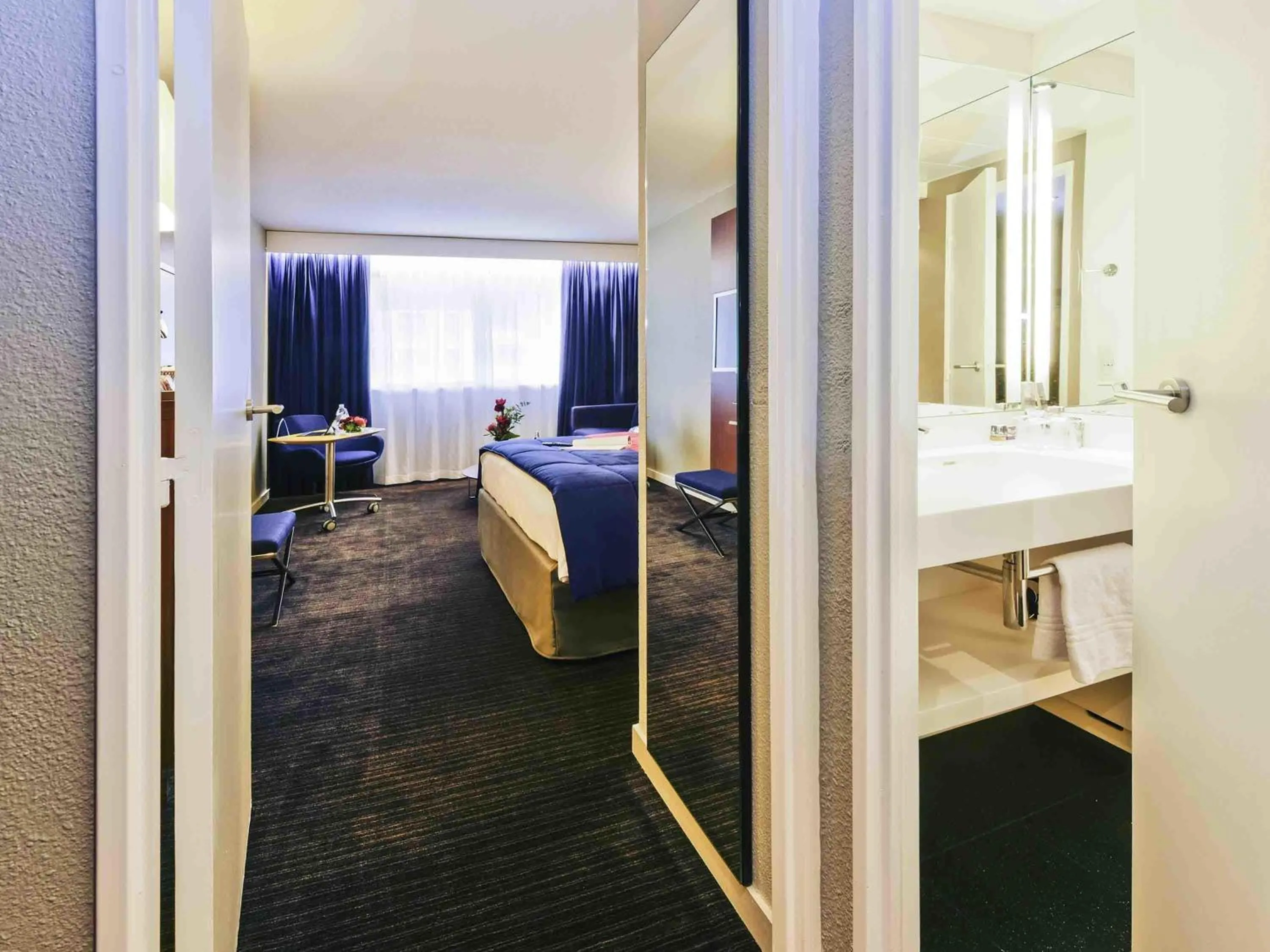 Bedroom, Bed in Mercure Rennes Centre Parlement