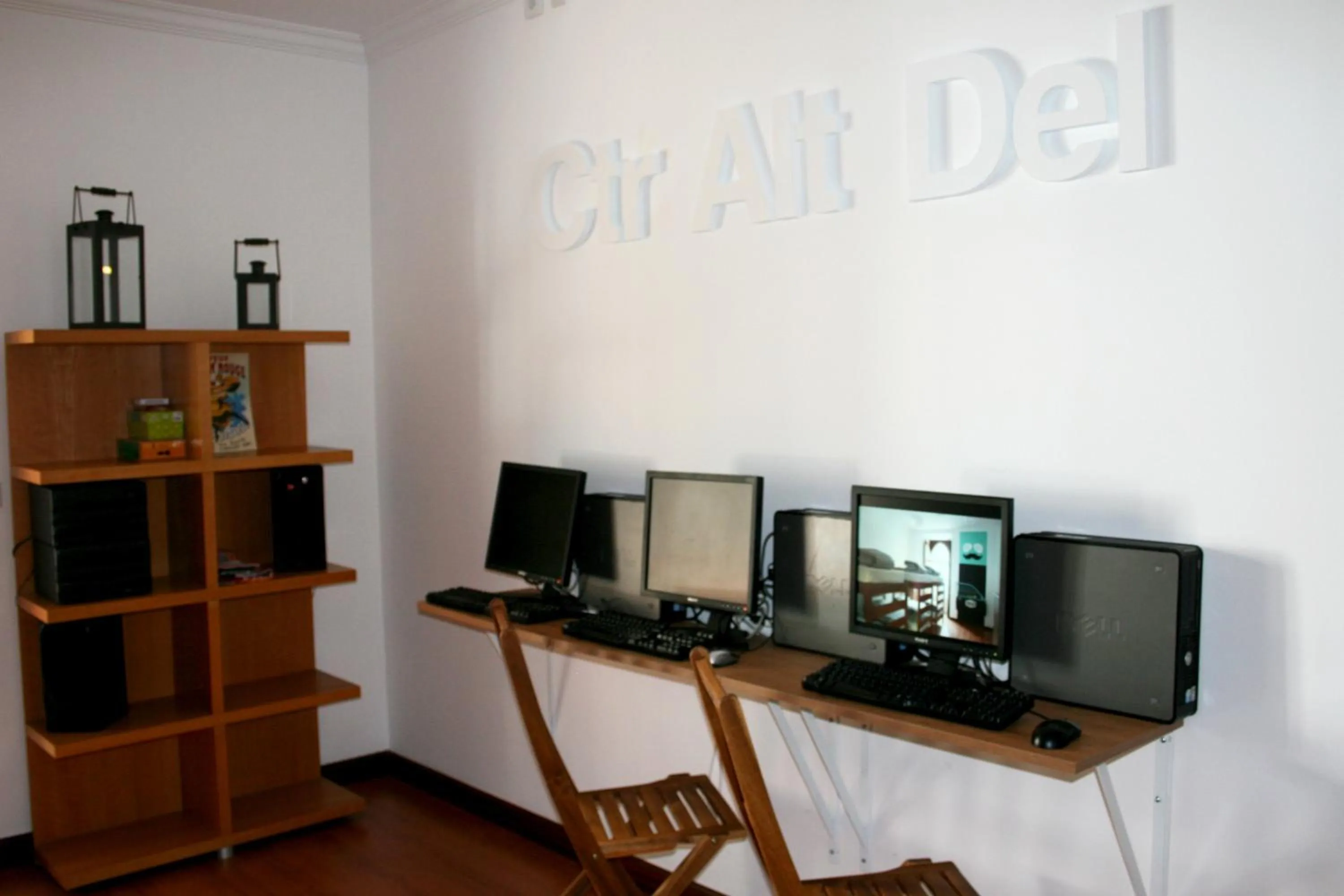 Communal lounge/ TV room in Hostel 2300 Thomar