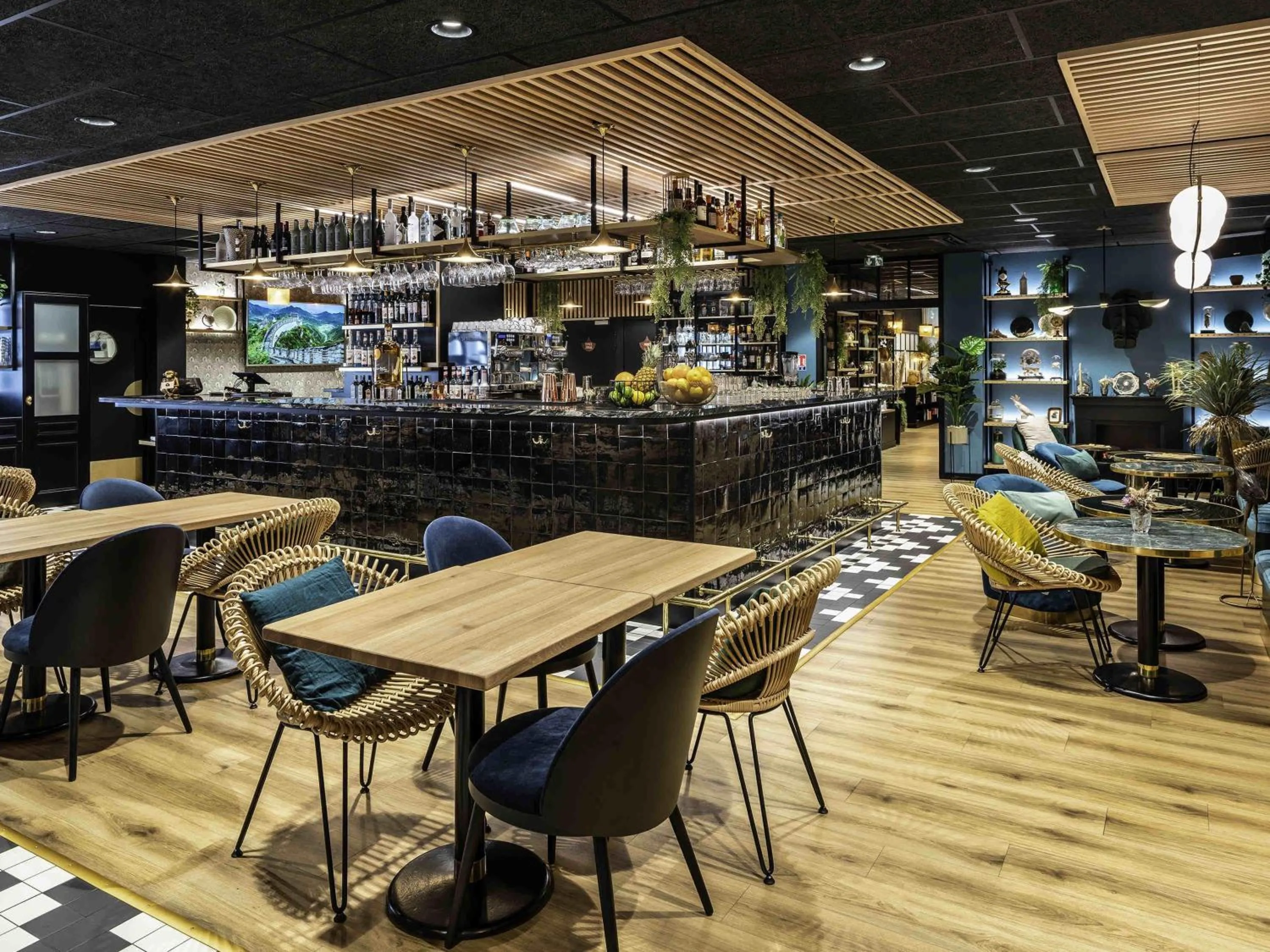 Lounge or bar in Mercure La Roche Sur Yon