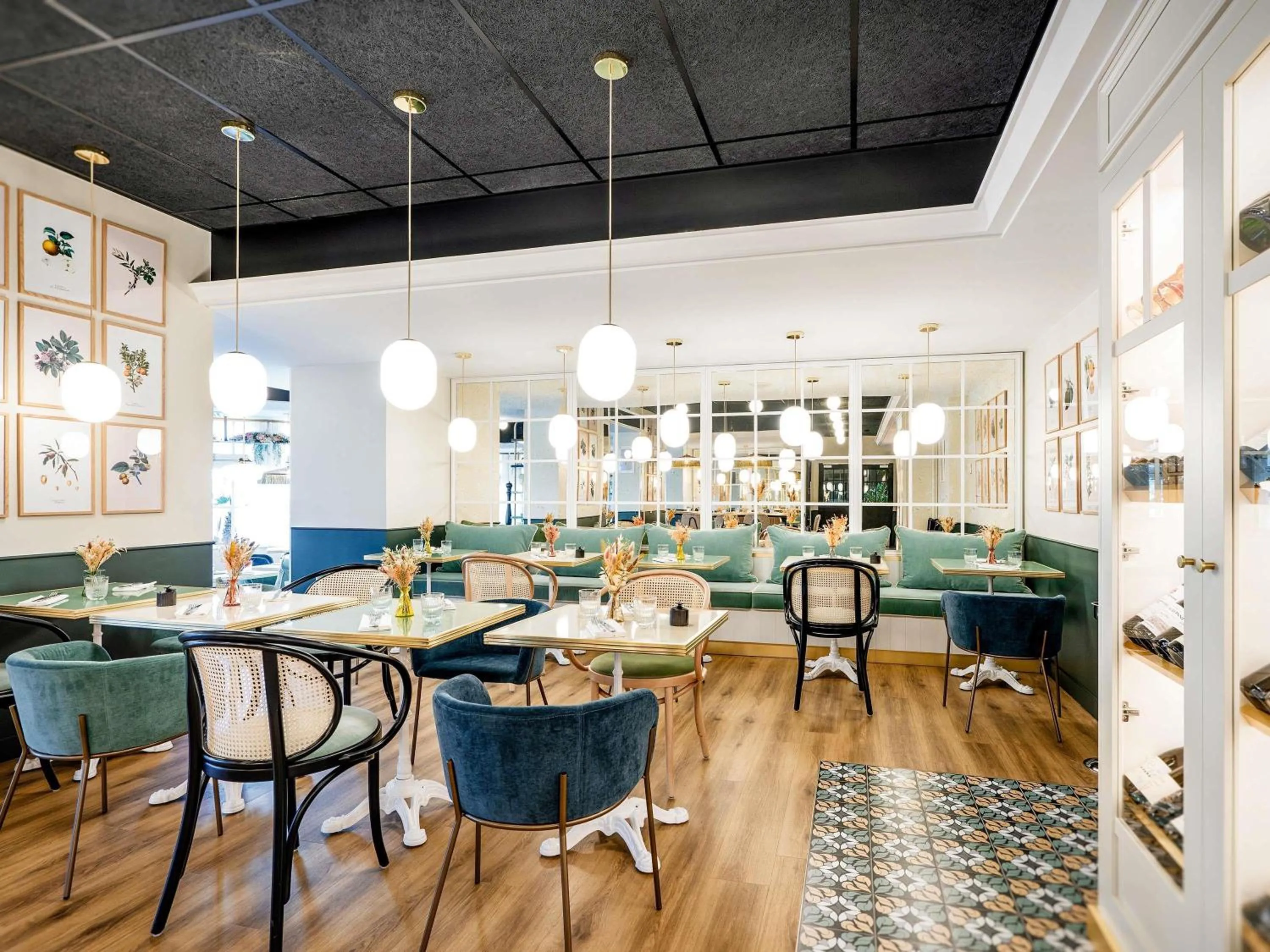 Restaurant/places to eat in Mercure La Roche Sur Yon