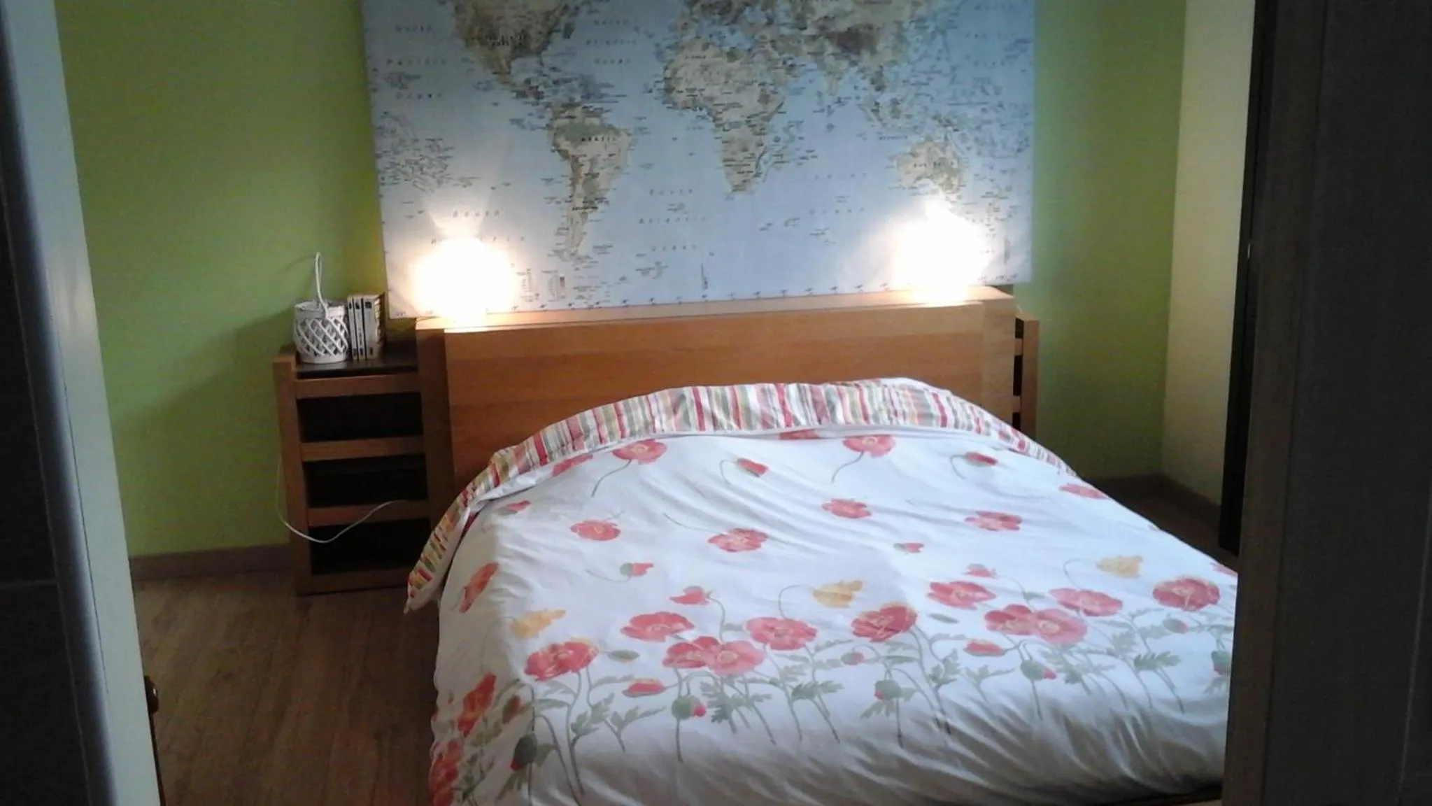 Photo of the whole room, Bed in L atelier