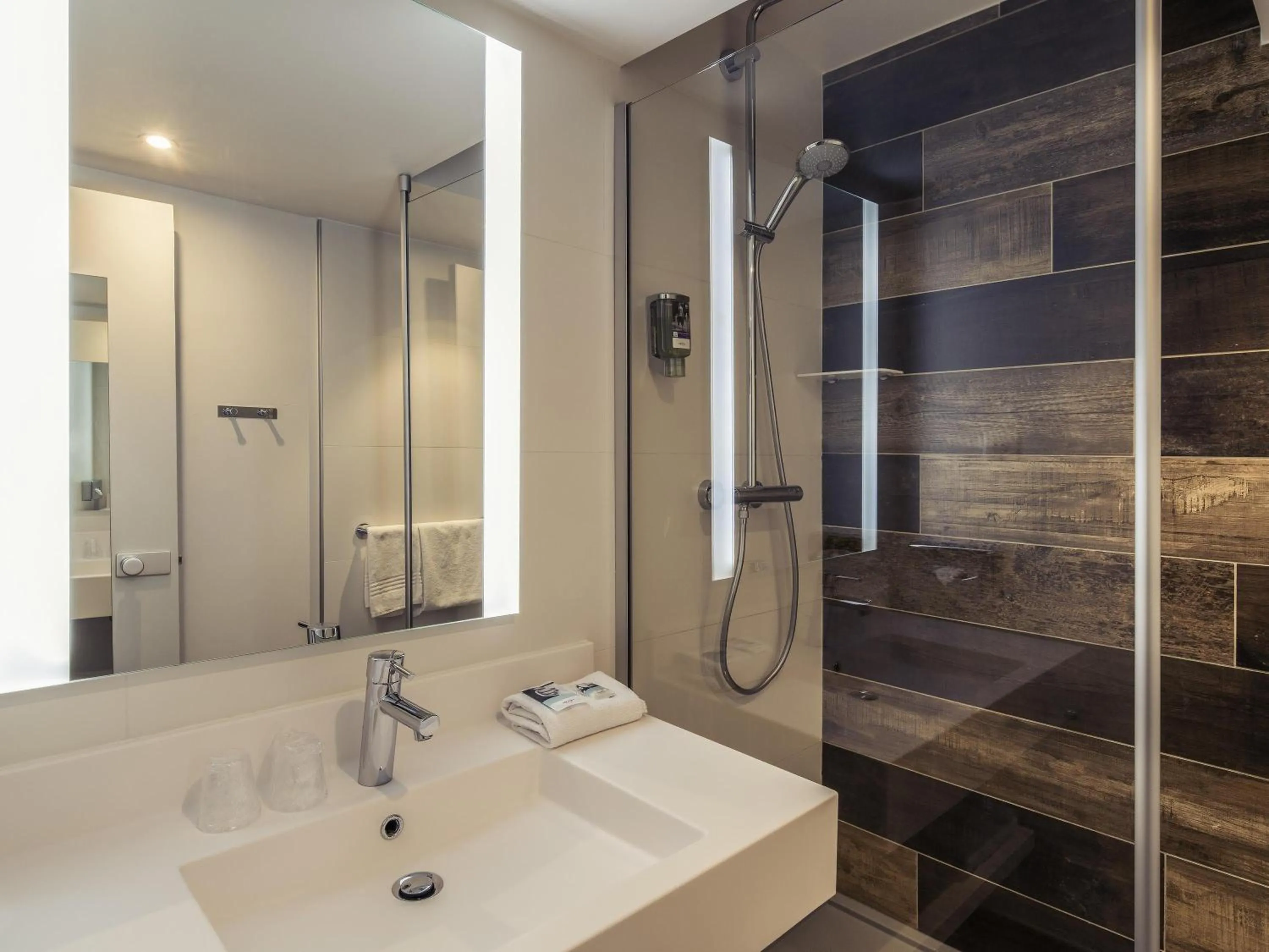 Bedroom in Mercure Antibes Sophia Antipolis